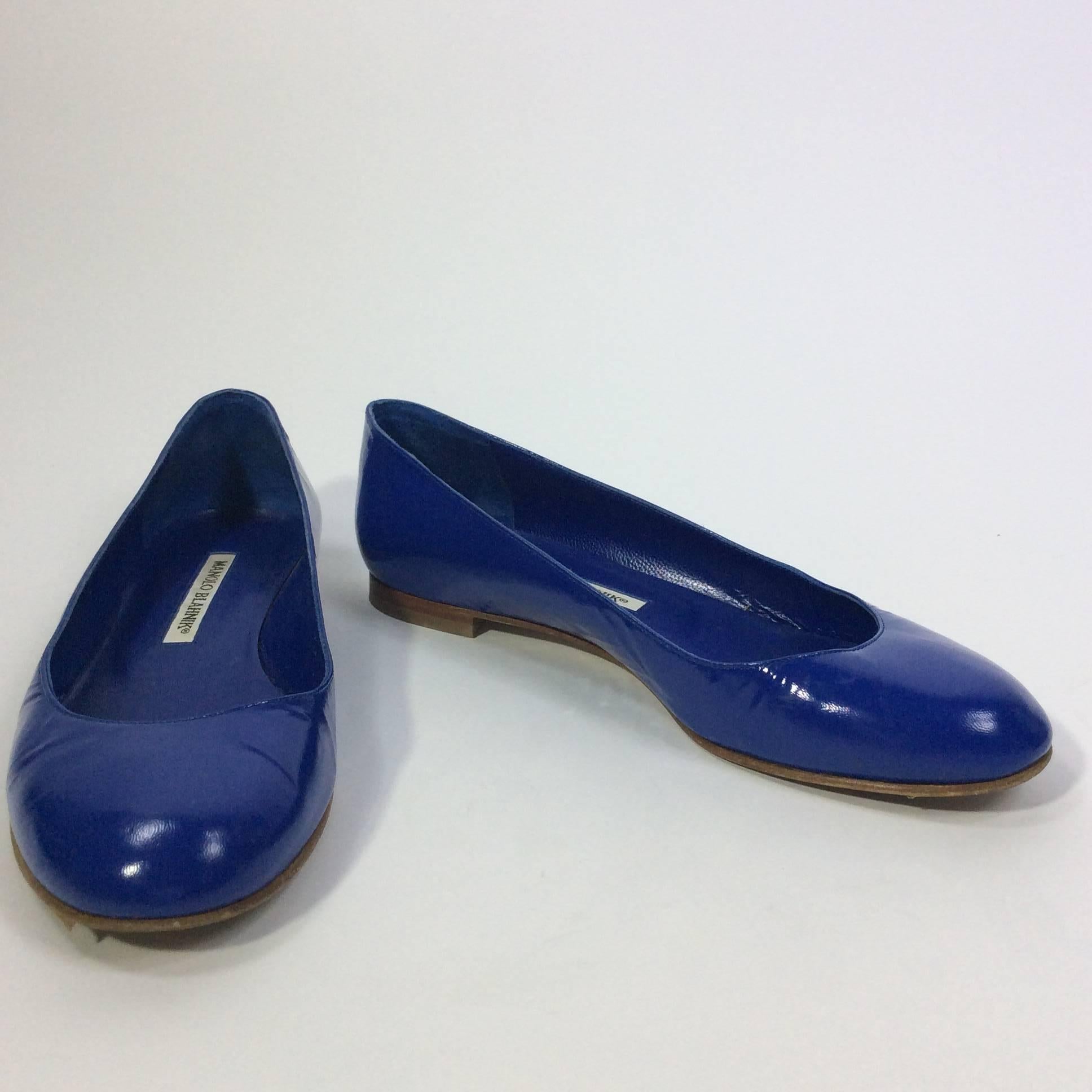 Royal Blue Leather Flat
0.5 inch heel
3.25 inch sole width
Rounded toe
Size 38.5 (equates to US 8.5)
Wooden sole, patent leather upper, leather lining