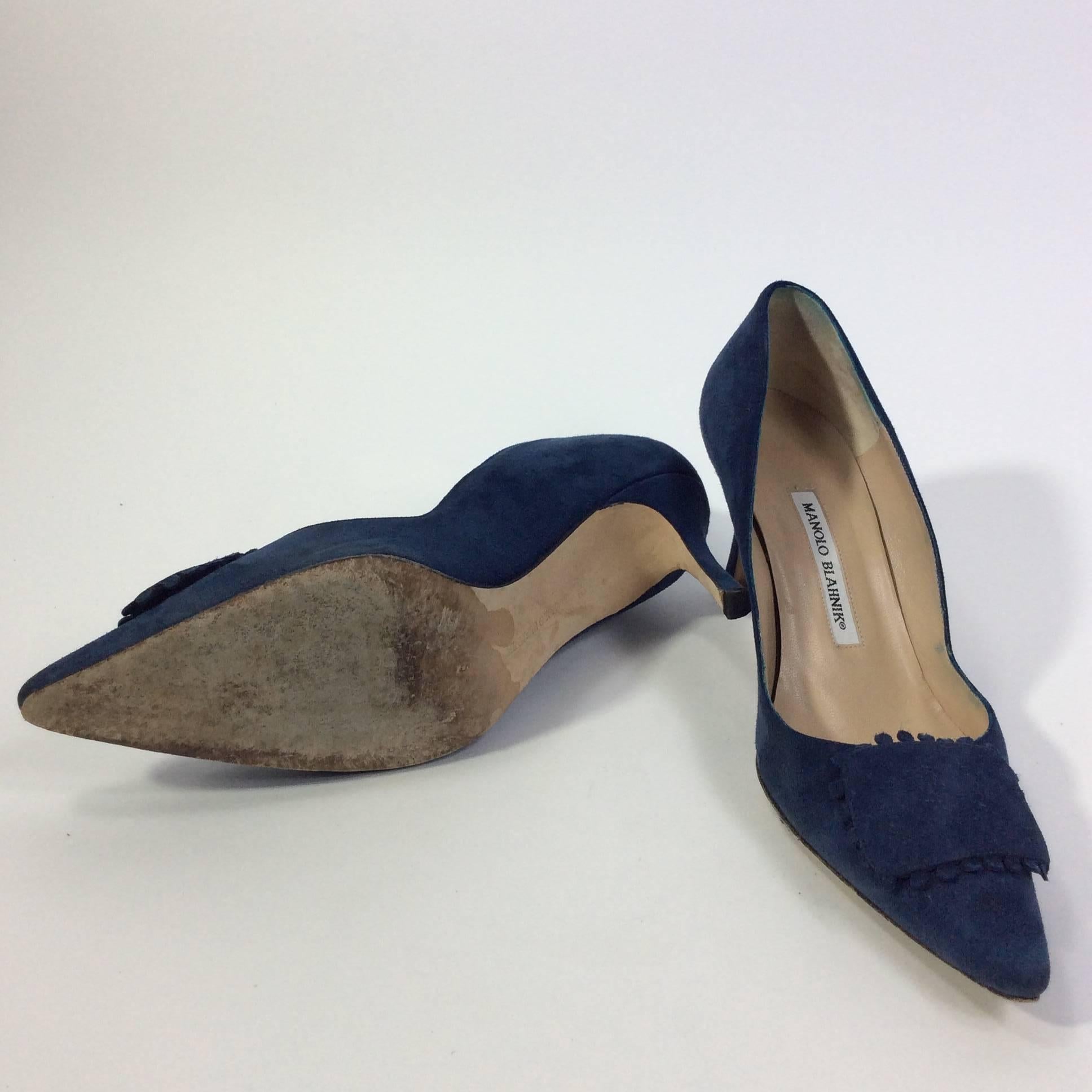 Manolo Blahnik Blue Suede Pointed Toe Pumps In Excellent Condition For Sale In Narberth, PA