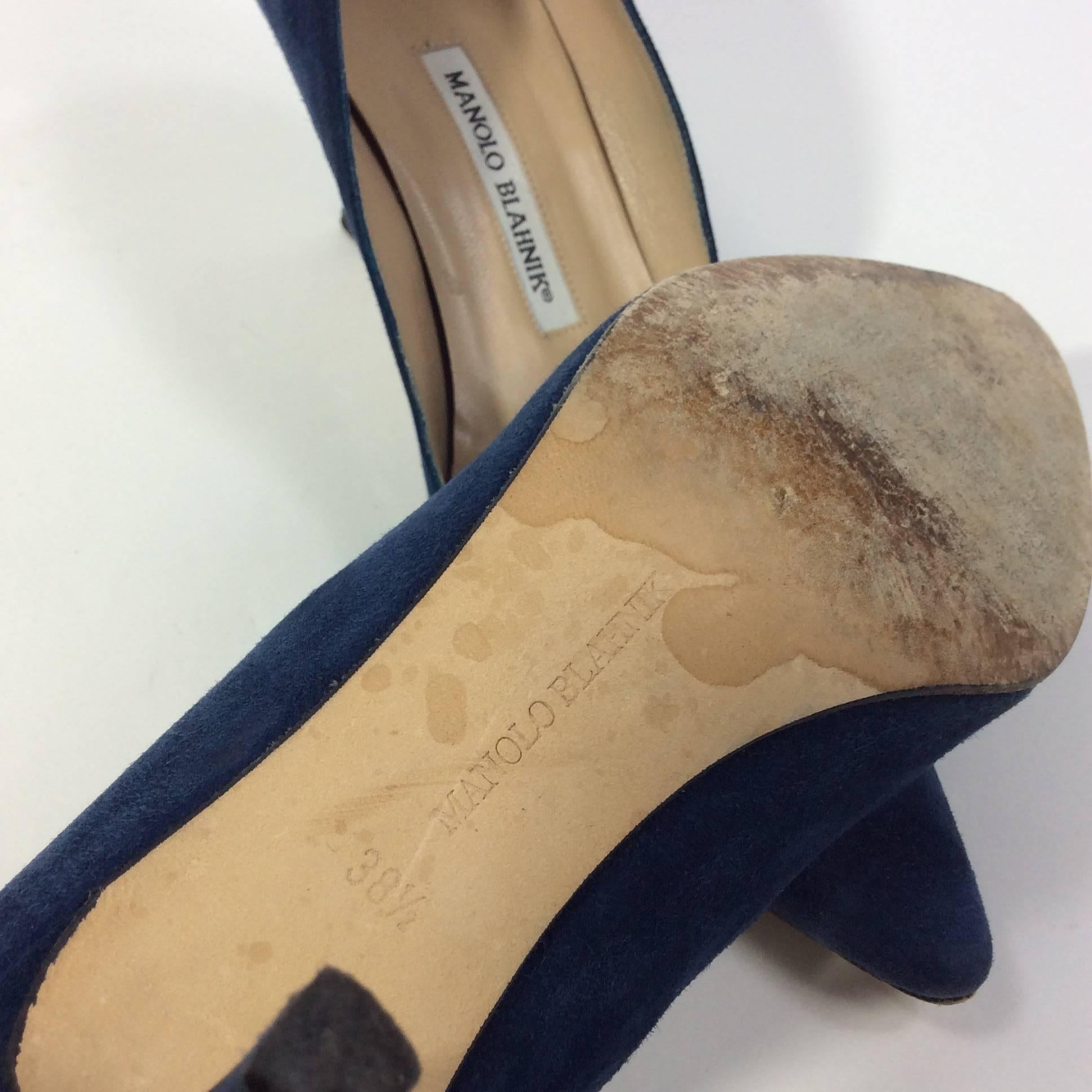 Blue Suede Pointed Toe Pumps
3 inch heels
3 inch sole width
Decorative scalloped rectangle on toe
Size 38.5 (equates to US 8.5)
Leather sole, suede upper, leather lining