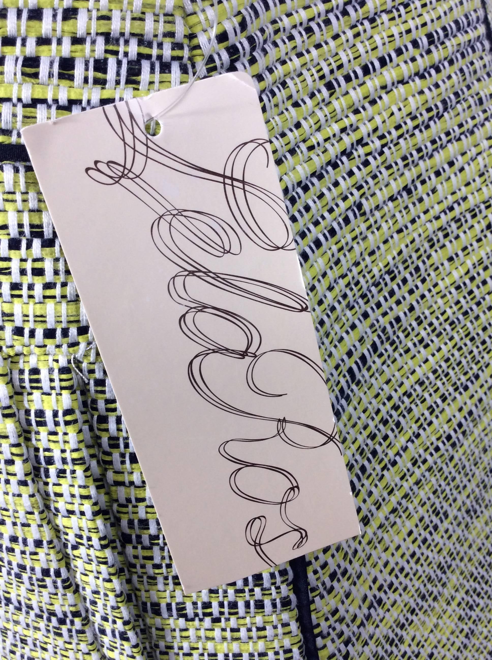 Chartreuse and Black Basket Weave A-line Skirt
Includes one pocket on either hip with black piping detail
Two back darts with decorative piping
Center back zipper with hook and eye closure
Size 0