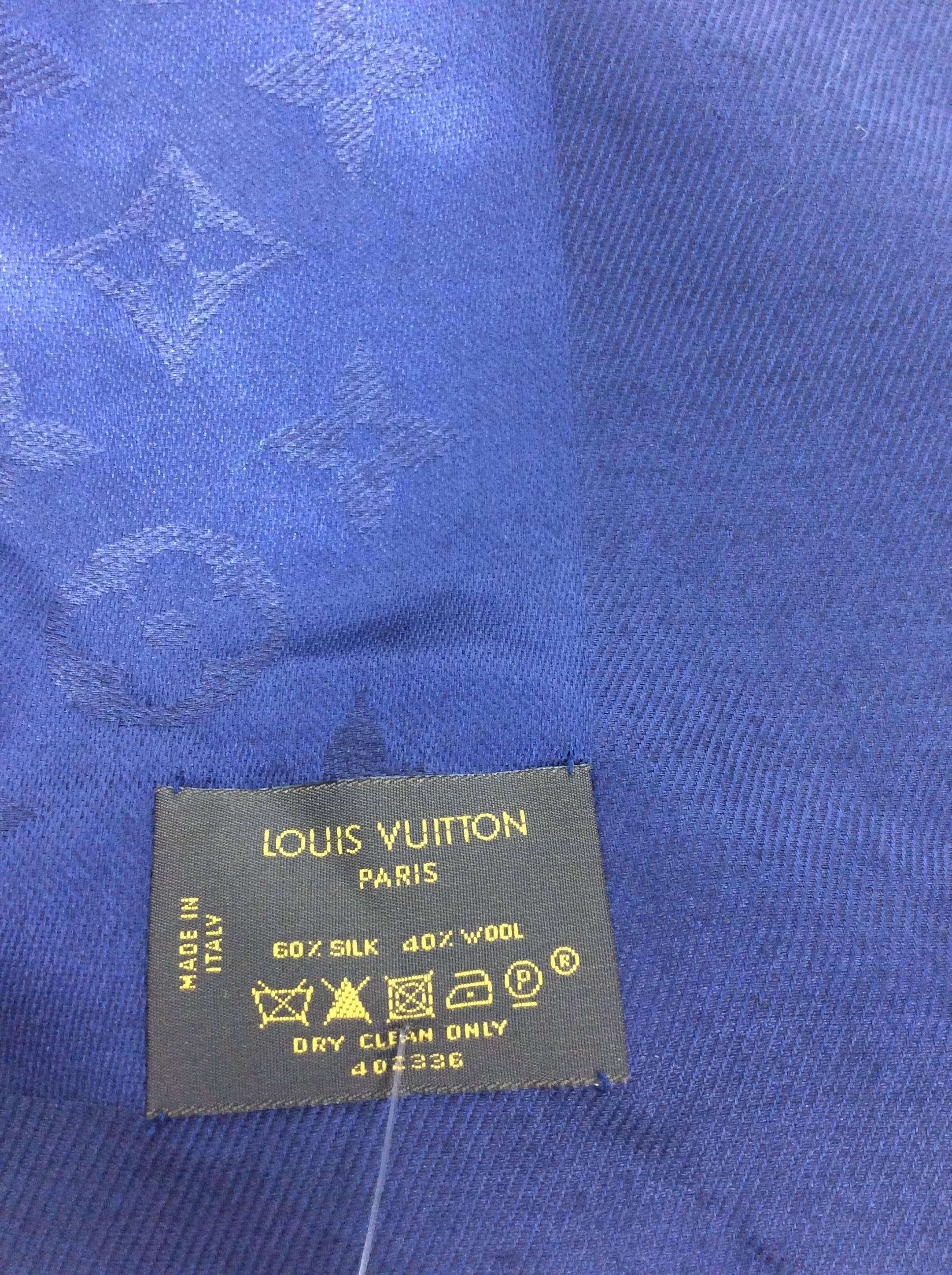 Navy LV Print Scarf
56'' x 56'' dimensions
Middle of scarf includes signature LV flower pattern, with plain border around edges
Edges of scarf include fringe
60% Silk, 40% Wool