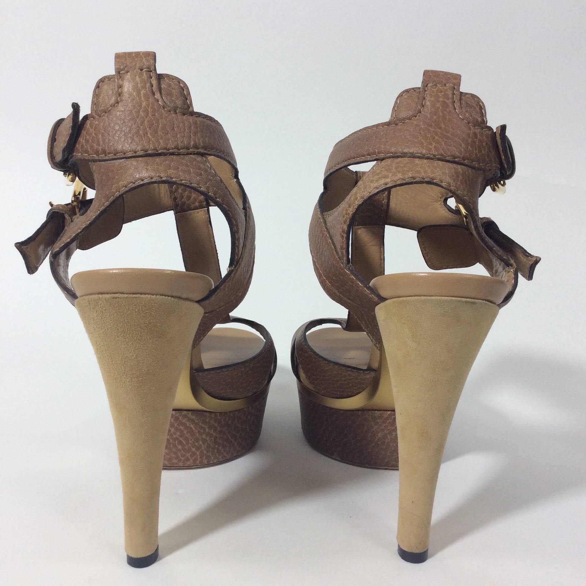 Gucci Tan Platform Strap Sandals In Excellent Condition In Narberth, PA
