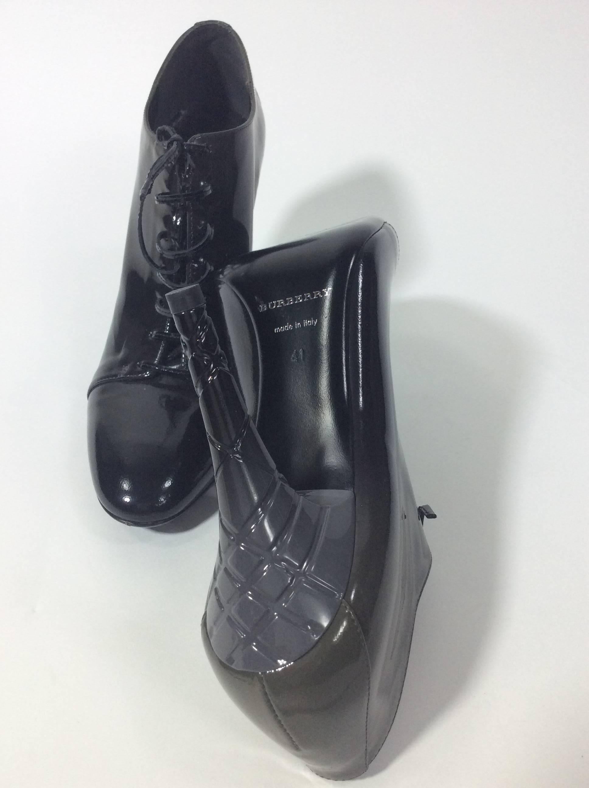 Patent Leather Lace Up Booties
3.5 inch heel
3 inch sole width
Patent shoe lace with lace up front closure
Grey to black ombre style
Heel includes signature Burberry plaid pattern
Size 41 (equates to US 41)
Patent leather upper, leather lining
