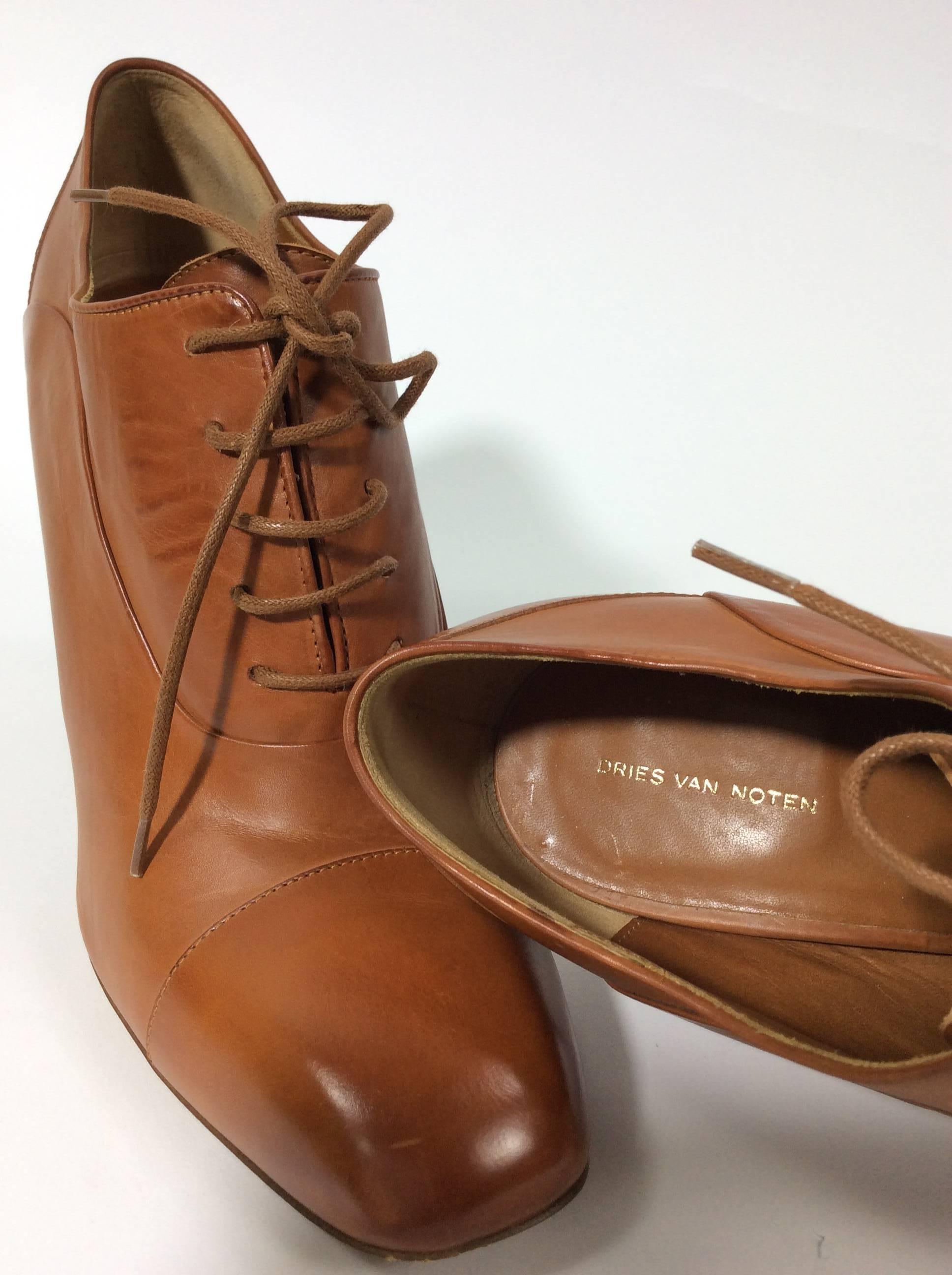 Tan Lace Up Bootie
4.5 inch heel
3 inch sole width
Lace up front closure
Size 40.5 (equates to US 9.5)
Leather sole, upper, and lining