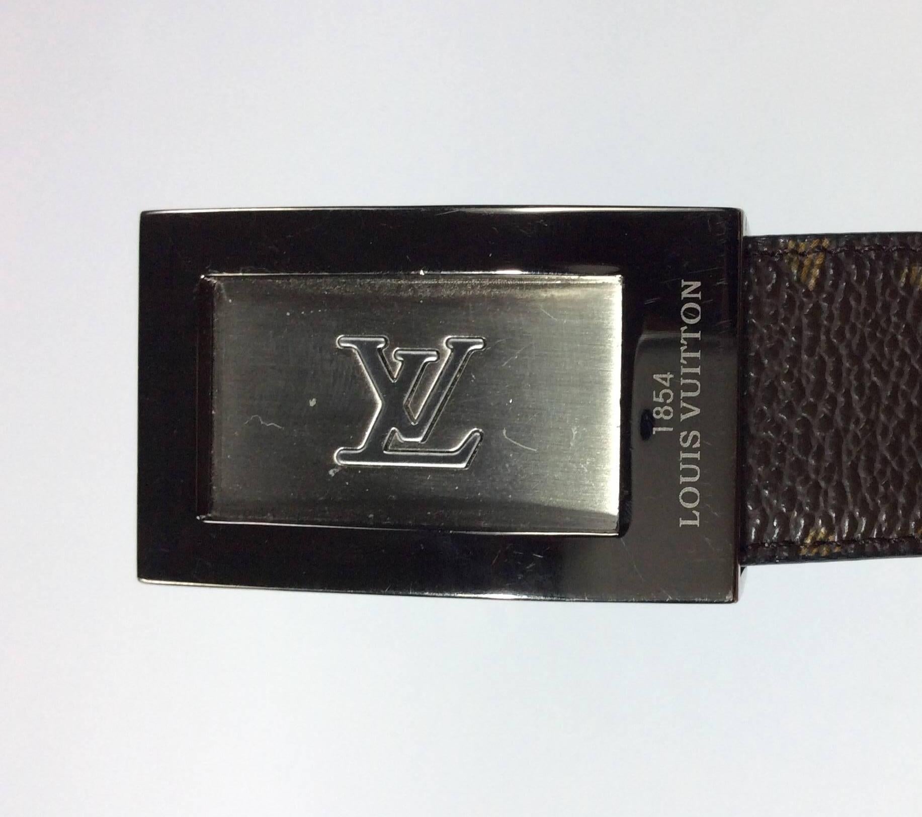 Brown Leather Reversible LV Pattern Belt
31-35 adjustable waist
Band is 1 inch wide
Textured leather with LV pattern
Silver LV logo embossed into buckle
