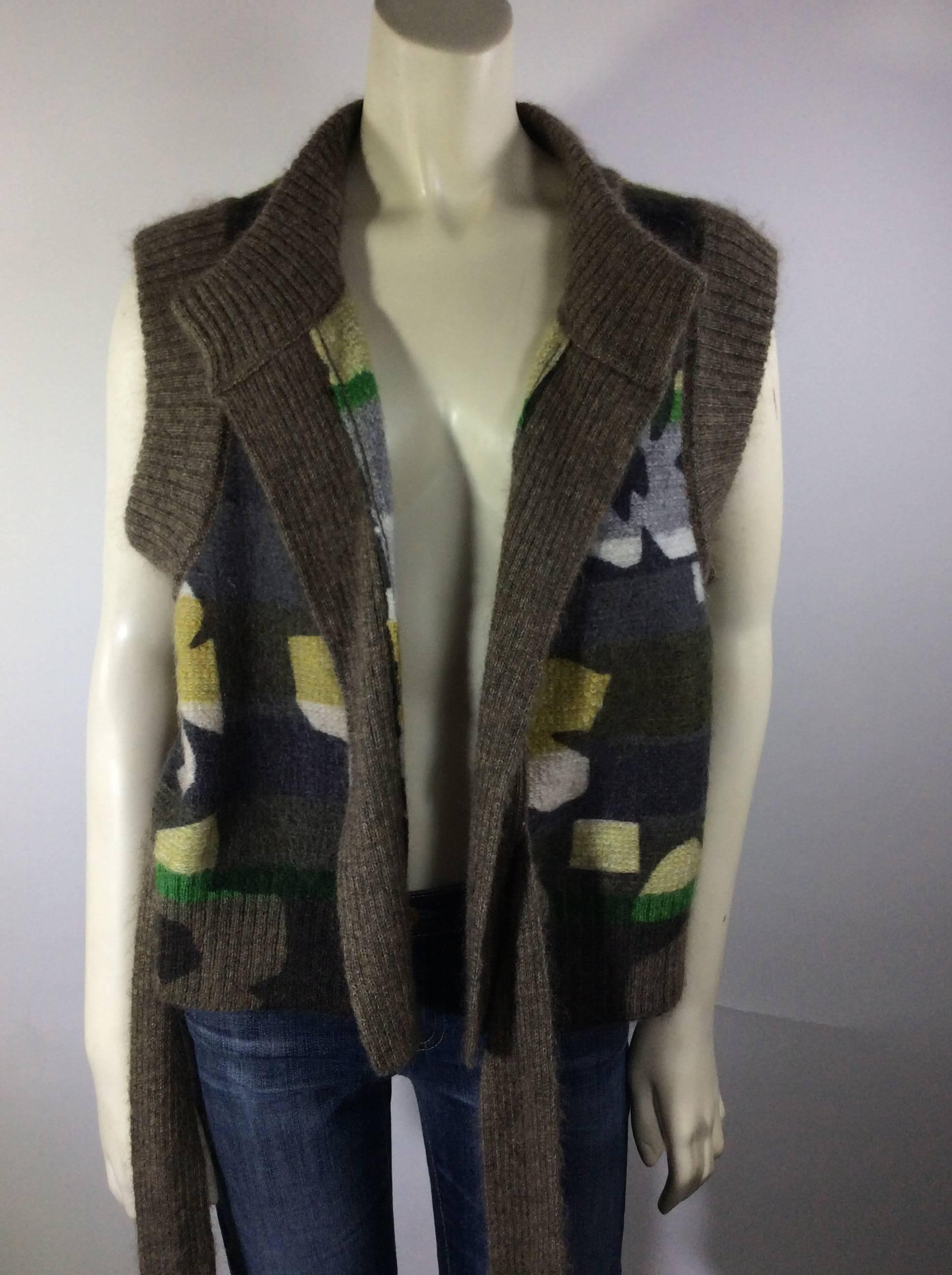 Chloe Sleeveless Wrap around Cardigan
Adjustable Tie in Front
Floral Graphic Design In Yellow/Green
Brown Lining with Grey Backing
Slight Pulls on back Shown in Picture 6