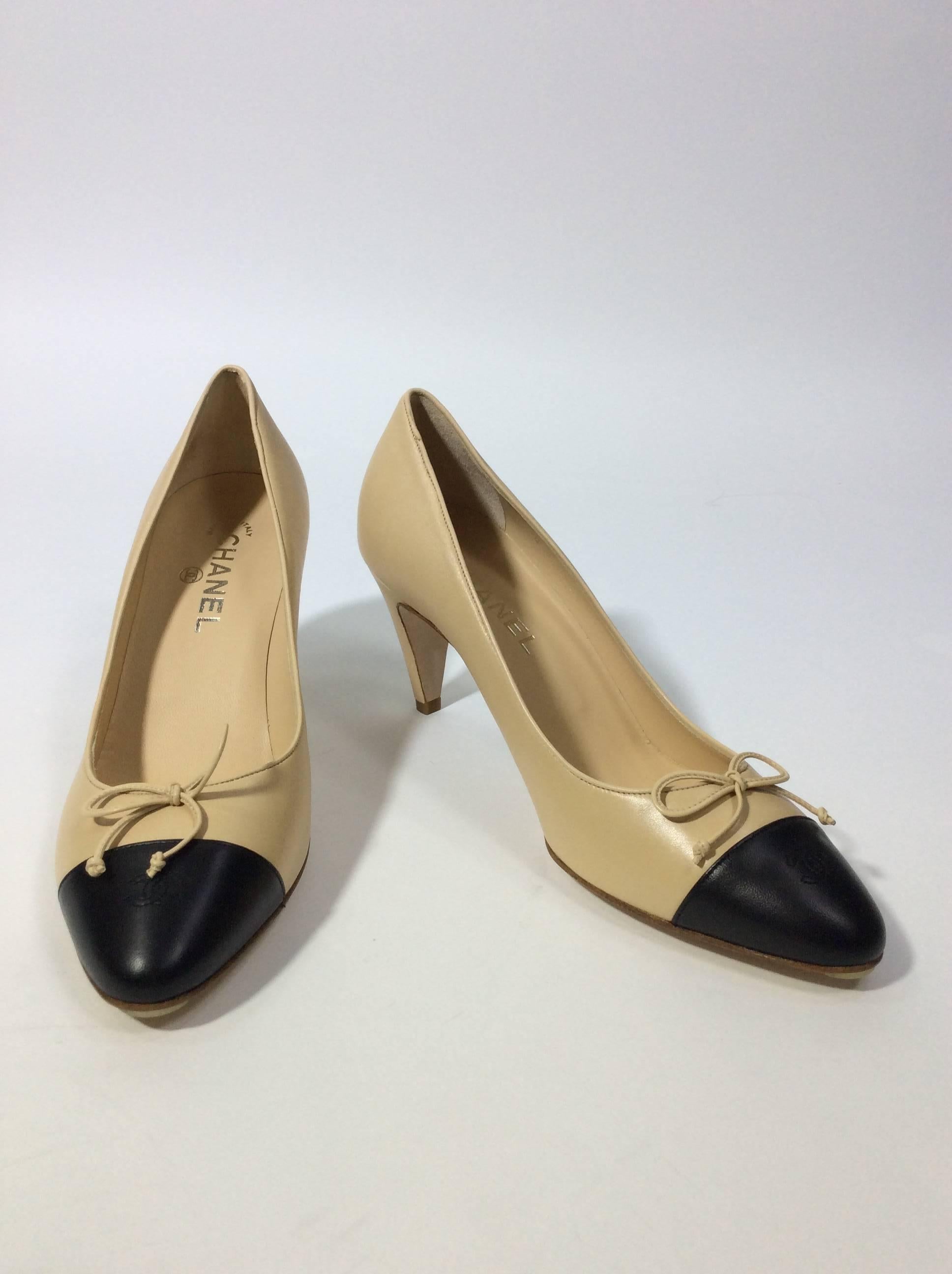 Nude Leather Pump with Black Pointed Toe
Small Bow on Toe
CC Stitching On Front
3" Inch Heel, 3.25" Inch Sole Width
UK size 41 (Equates to US Size 10)