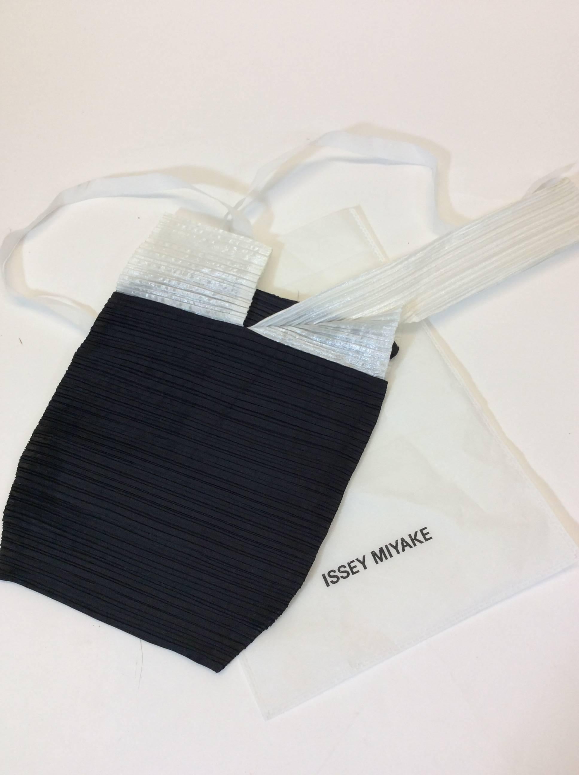 Black and White Pleated
Single Handle
Dust Bag included
Made in Japan
9
