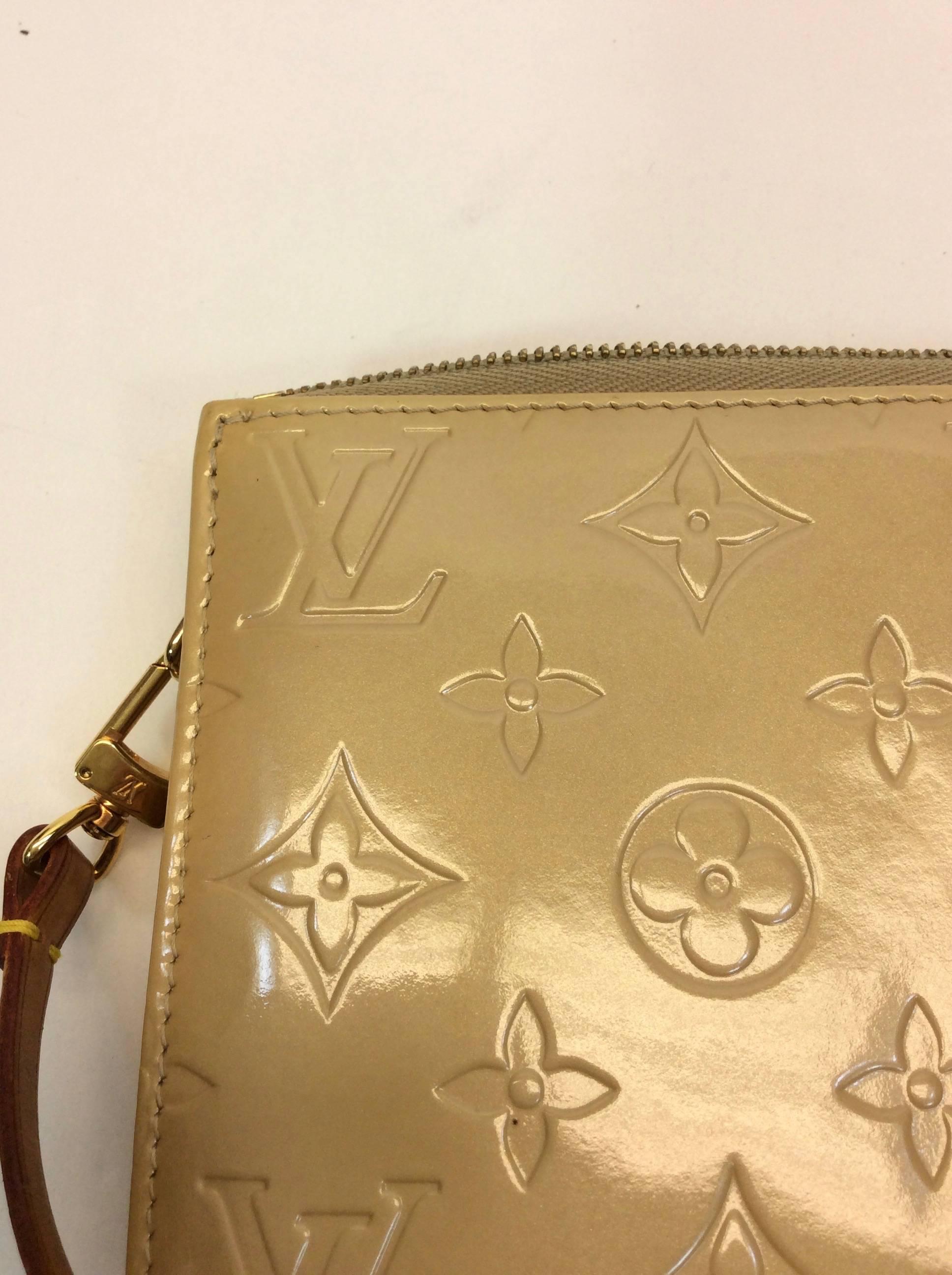 Louis Vuitton Small Tan Patent Leather Monogrammed Handbag In Excellent Condition For Sale In Narberth, PA