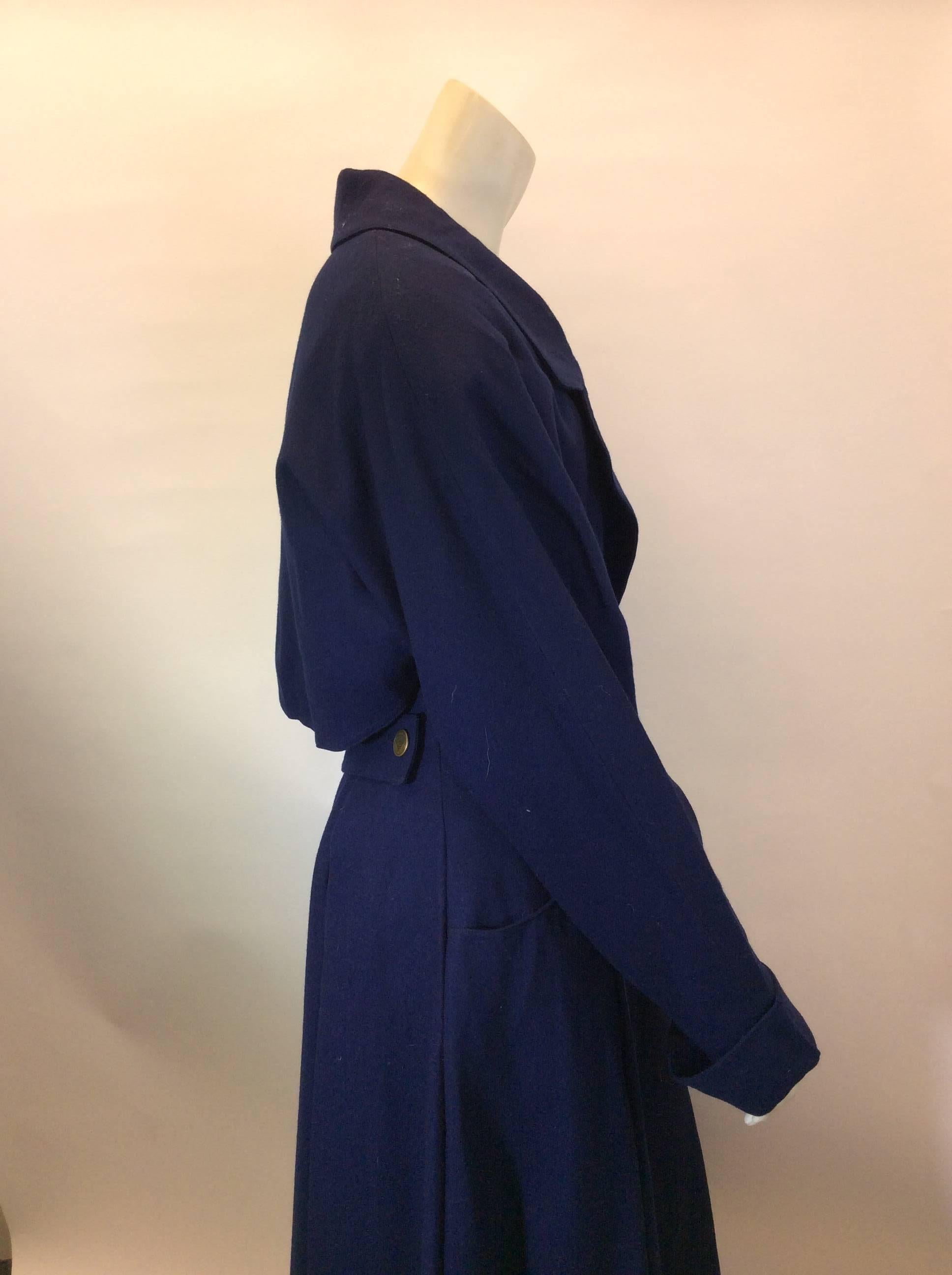 Midnight Blue Overcoat
Buttoned front closure
Two side pockets
Folded cuff
Size 38 (equates to US 6)
100% Wool
