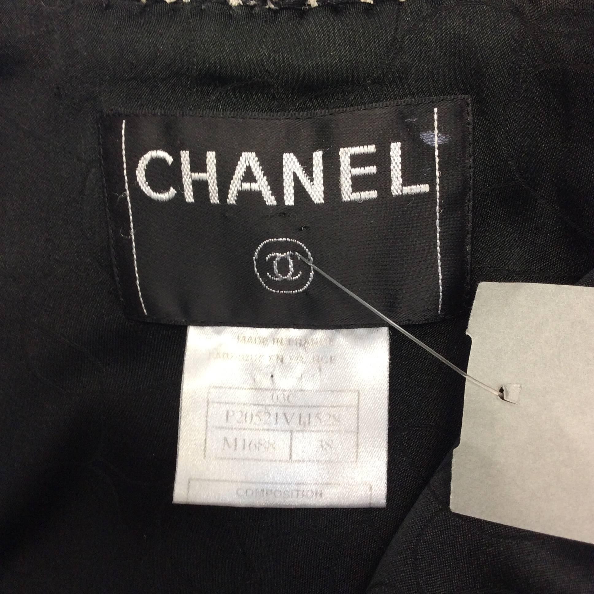 Chanel Black and White Sequined Tweed Jacket with Florettes For Sale 3