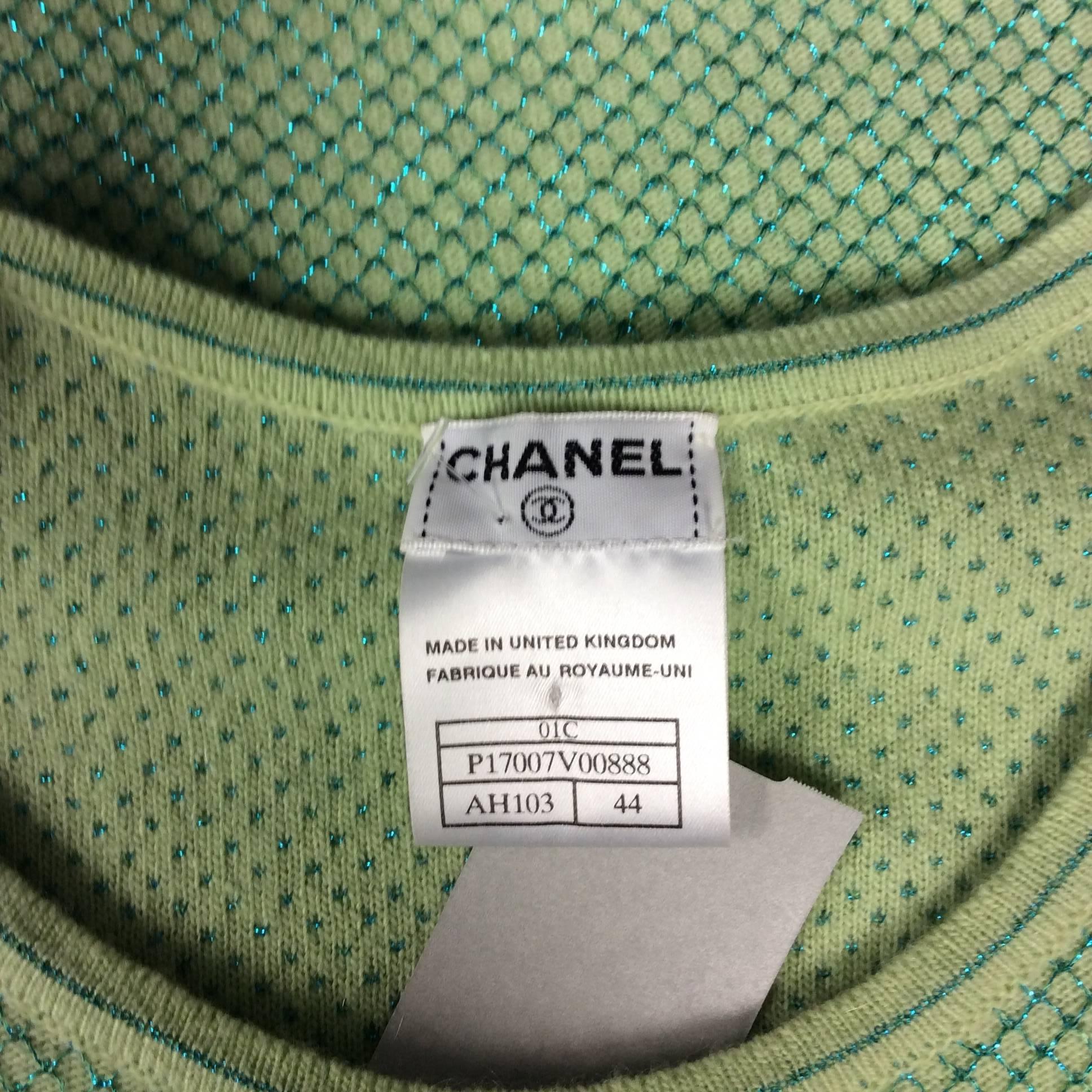 Chanel Green Cashmere Cardigan Set with Blue Metallic Print For Sale 2