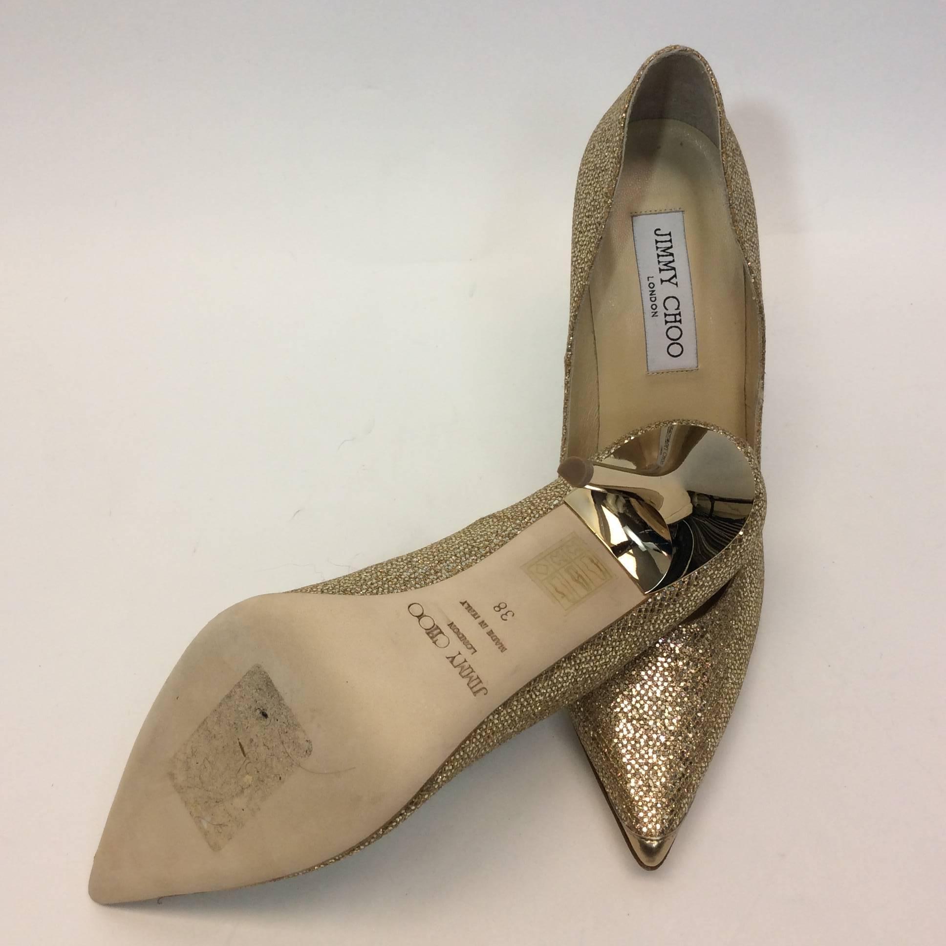 Gold Sequined Pump
4 inch heel
3.5 inch sole width
Reflective gold heel and pointed toe
Size 38 (equates to US 7.5)
Suede sole, woven upper and leather lining