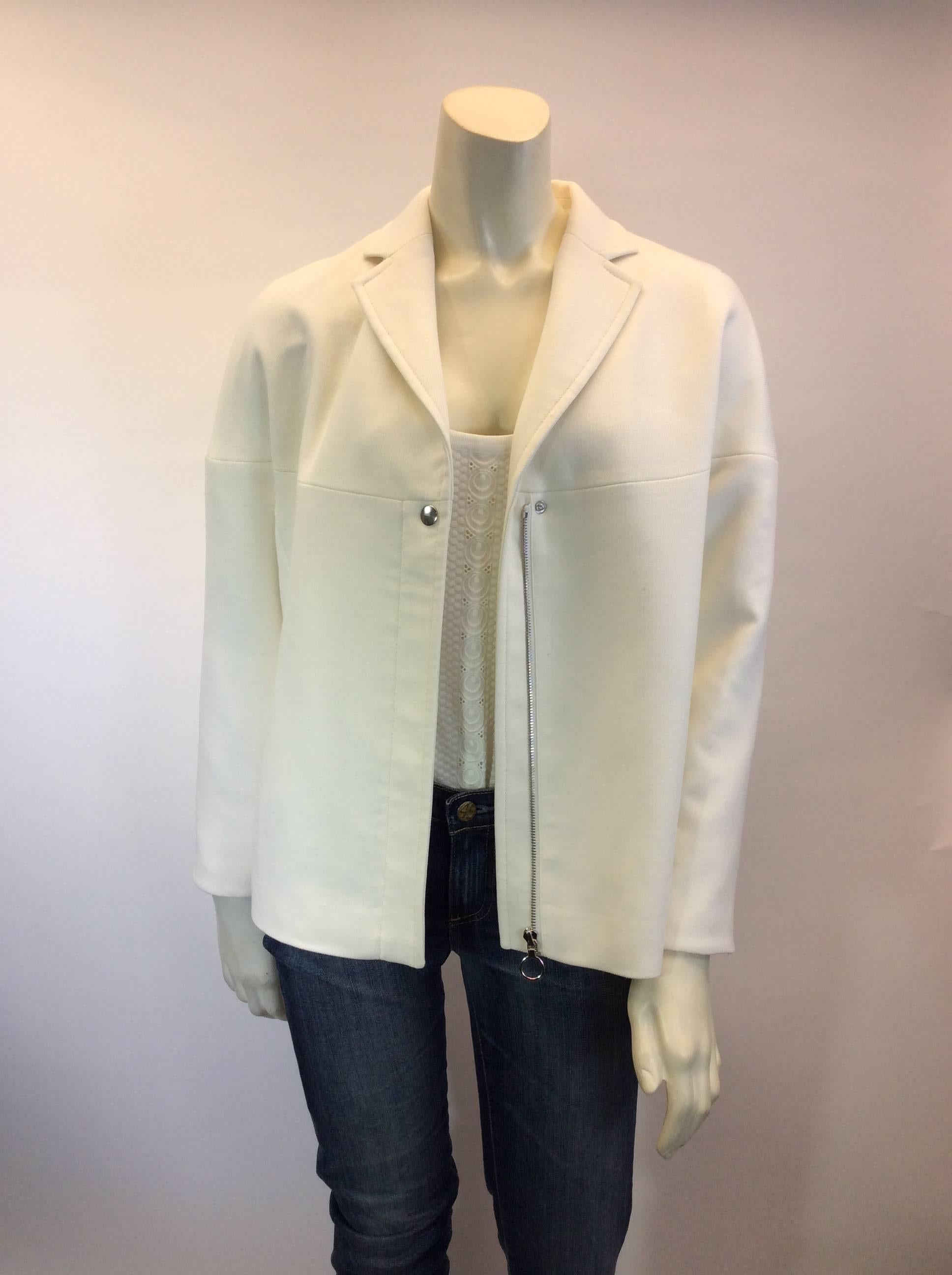 White Zipped Boxy Blazer
Includes center front zipper and snap closures
Hip length
Size 4
52% Polyester, 43% Wool, 5% Elastic shell, 96% Acetate, 4% Elastic lining