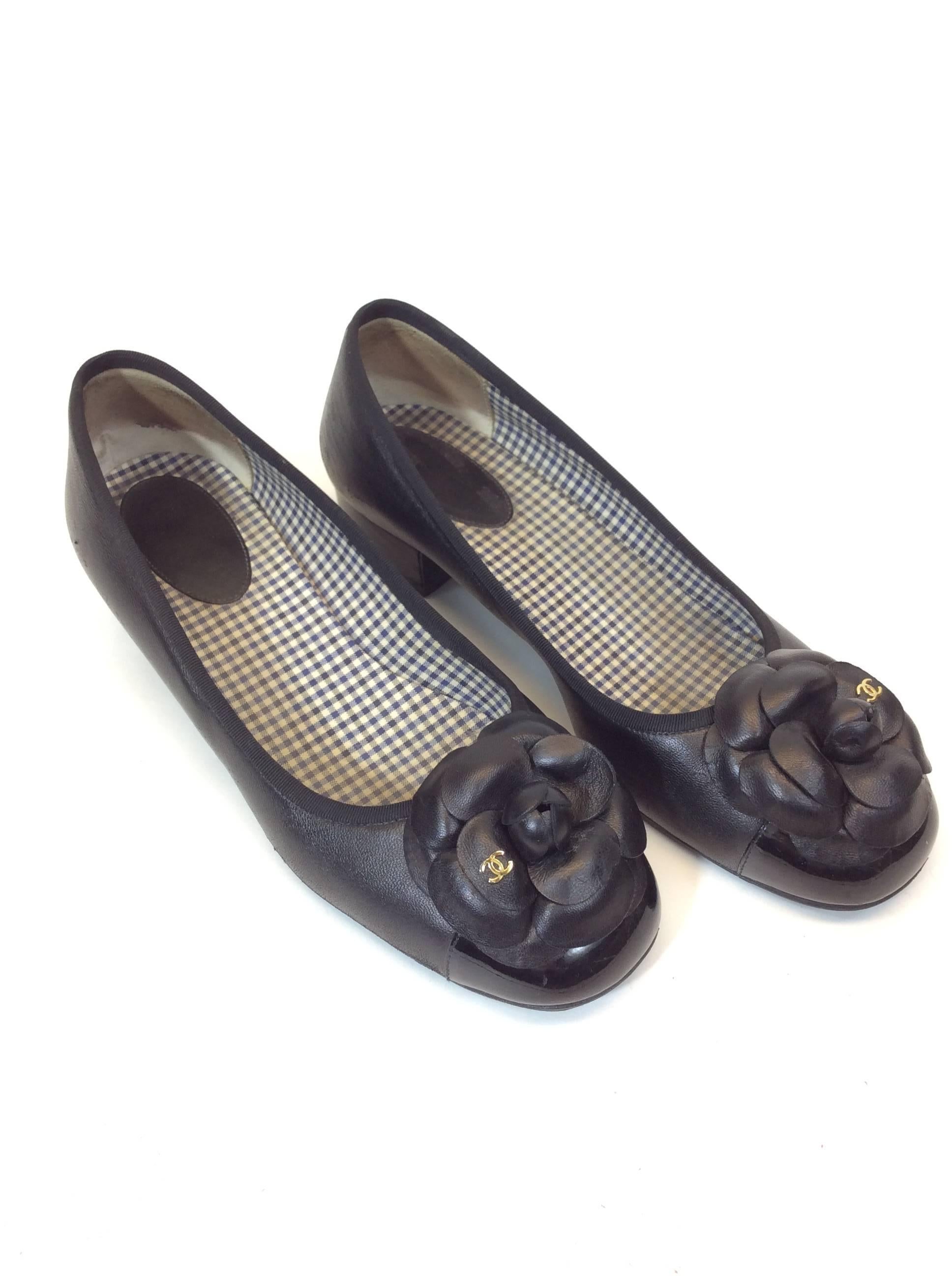 Chanel Black Leather Small Heel With Flower on Toe In Excellent Condition For Sale In Narberth, PA