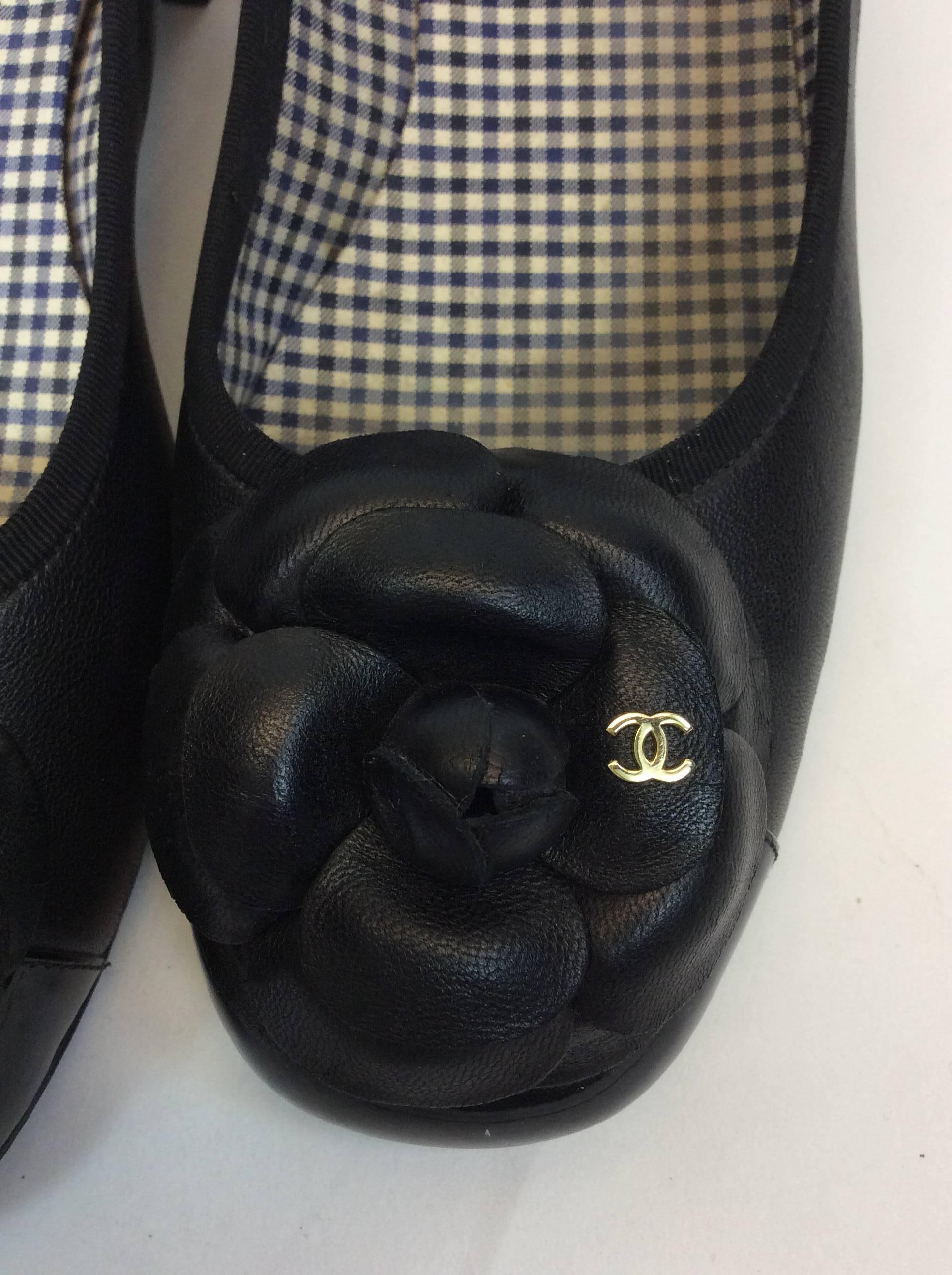 Chanel Black Leather Small Heel With Flower on Toe For Sale 1