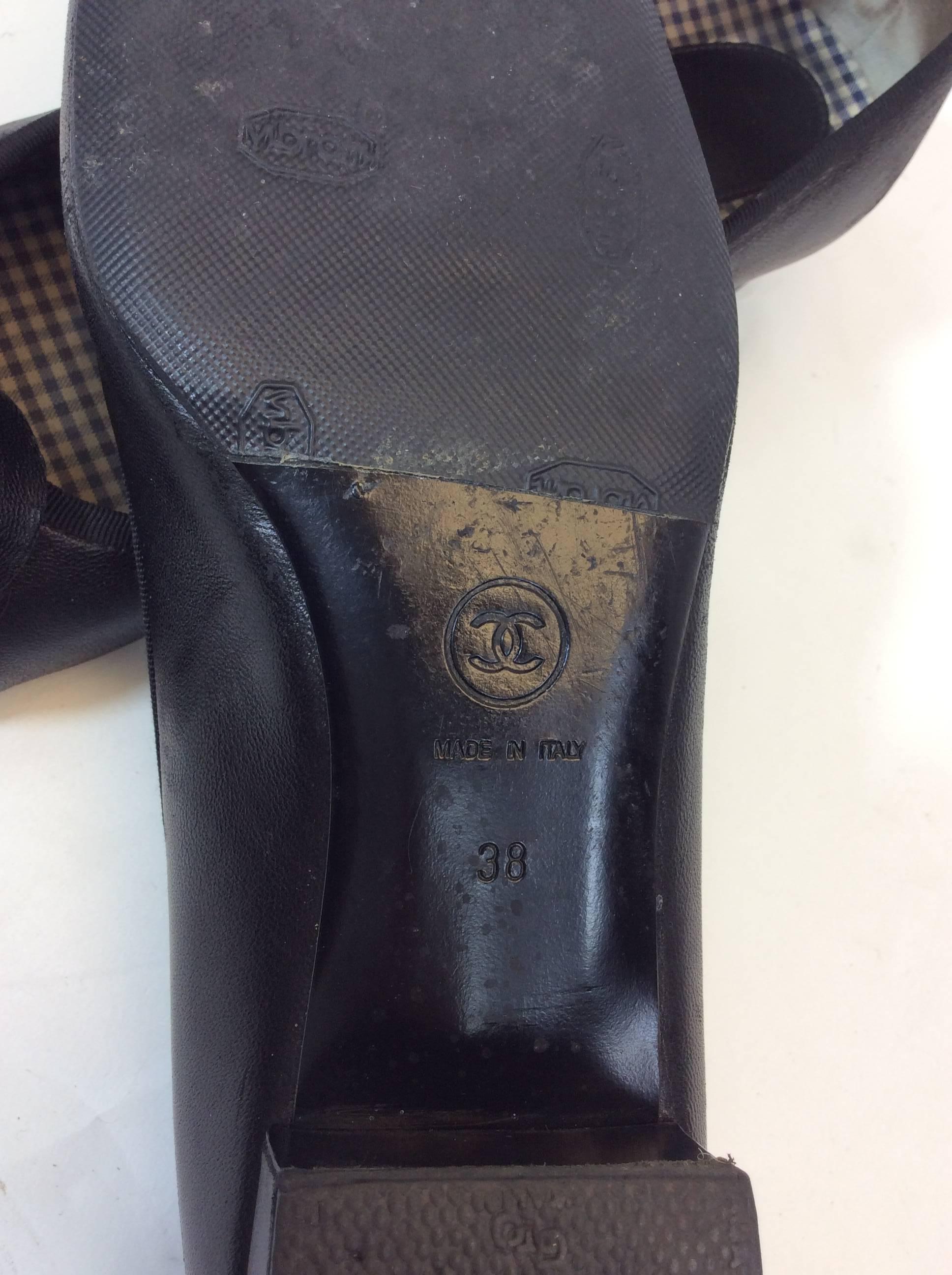 Chanel Black Leather Small Heel With Flower on Toe For Sale 4