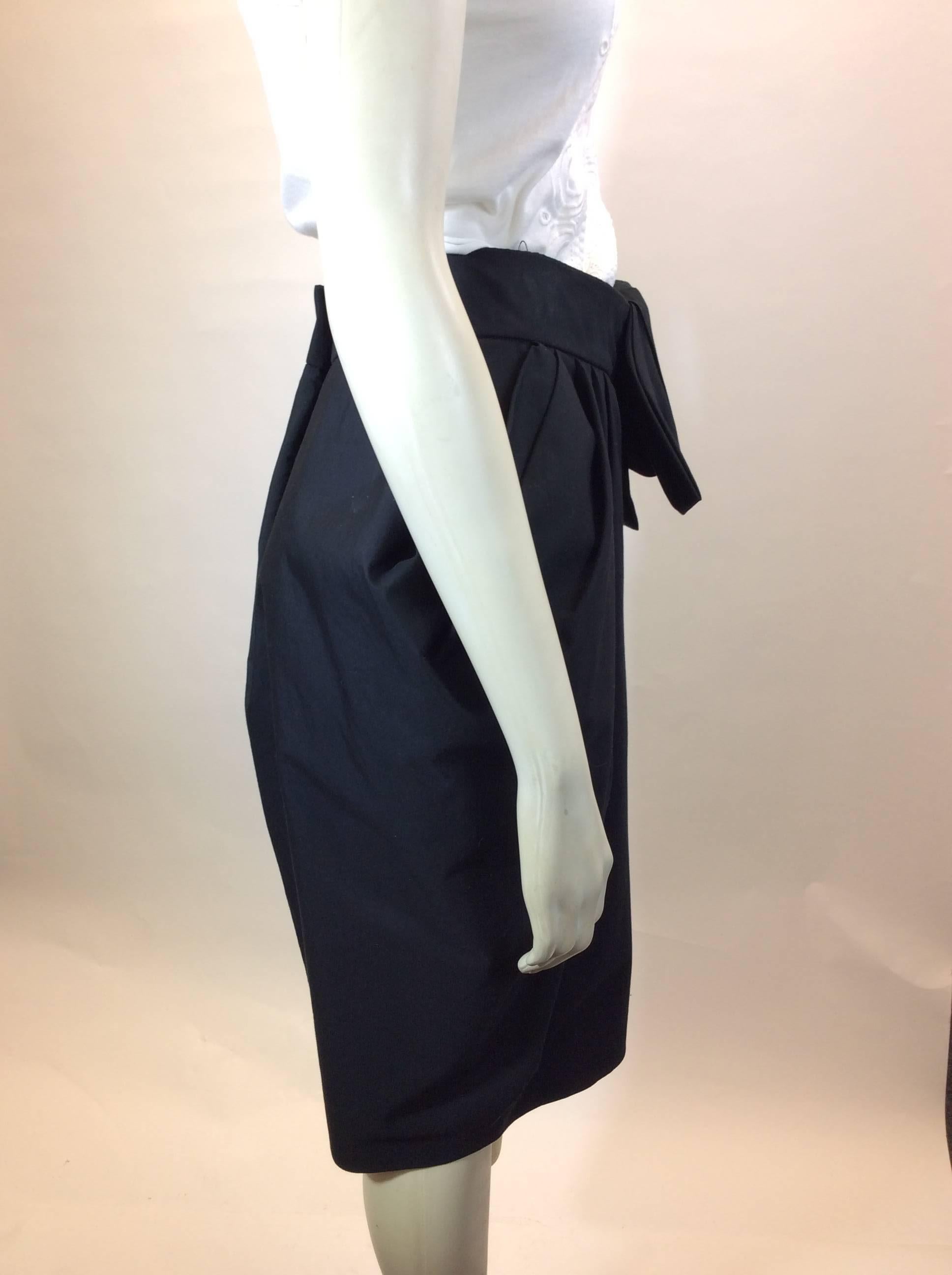 Donna Karan Size 8
Black gathered skirt with bow in front
100% cotton
Vintage