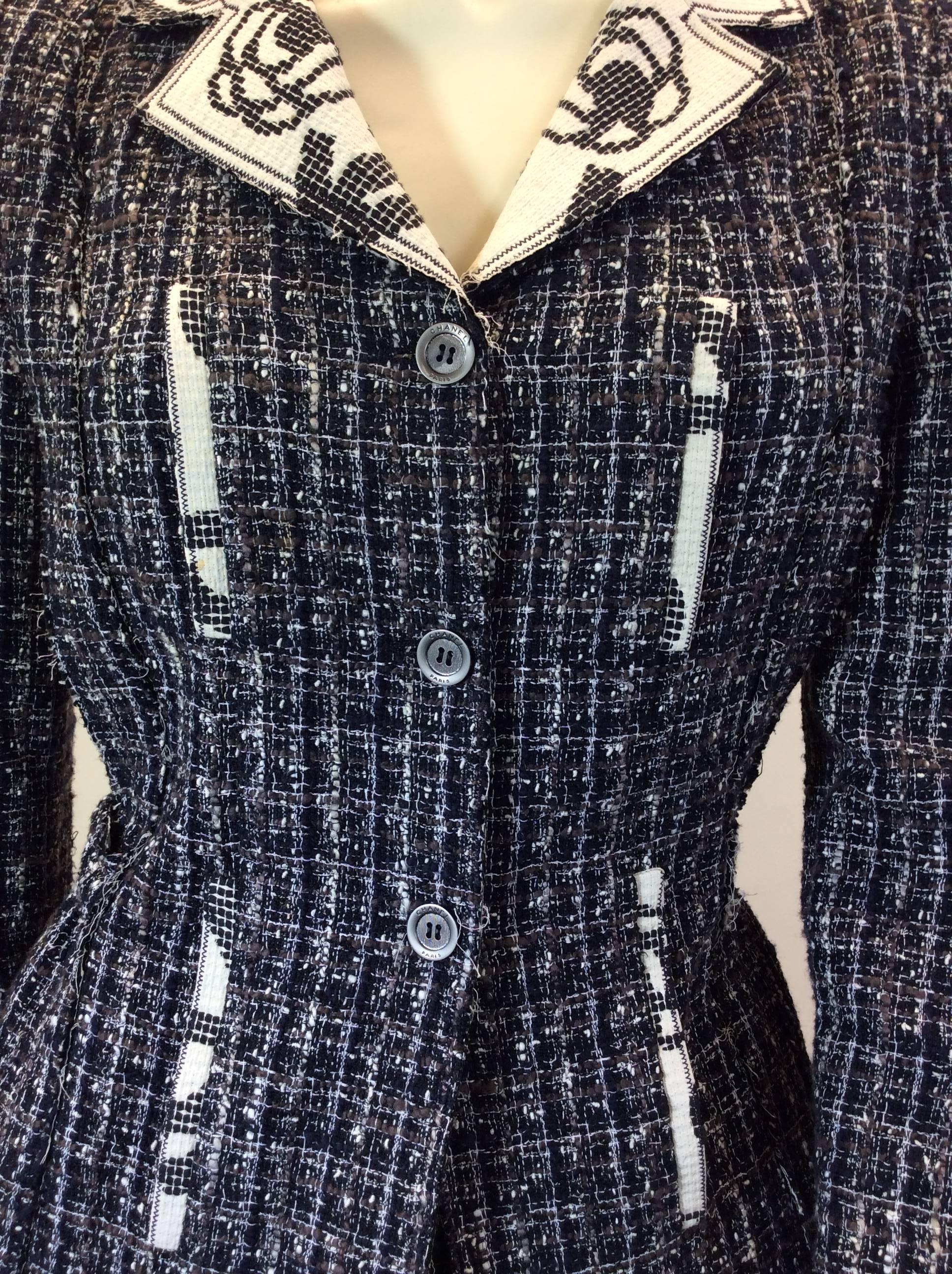Women's Chanel Navy and Cream Tweed Blazer For Sale
