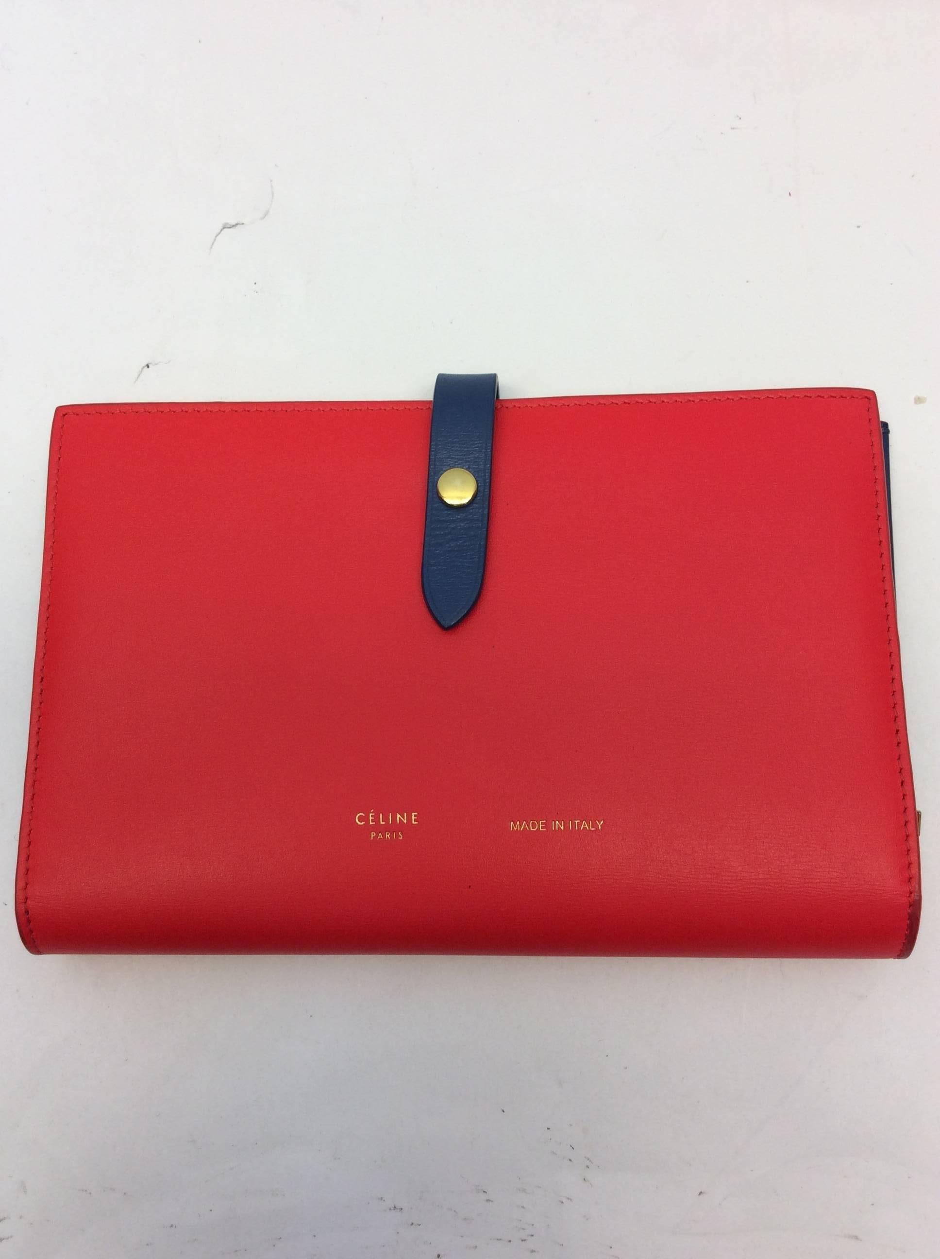 Red Snap Shut Wallet
7.5 inches wide, 5 inches tall
Includes one zipped pocket, and two large open pockets
10 card slots available
Features snap closure
Leather exterior with suede lining