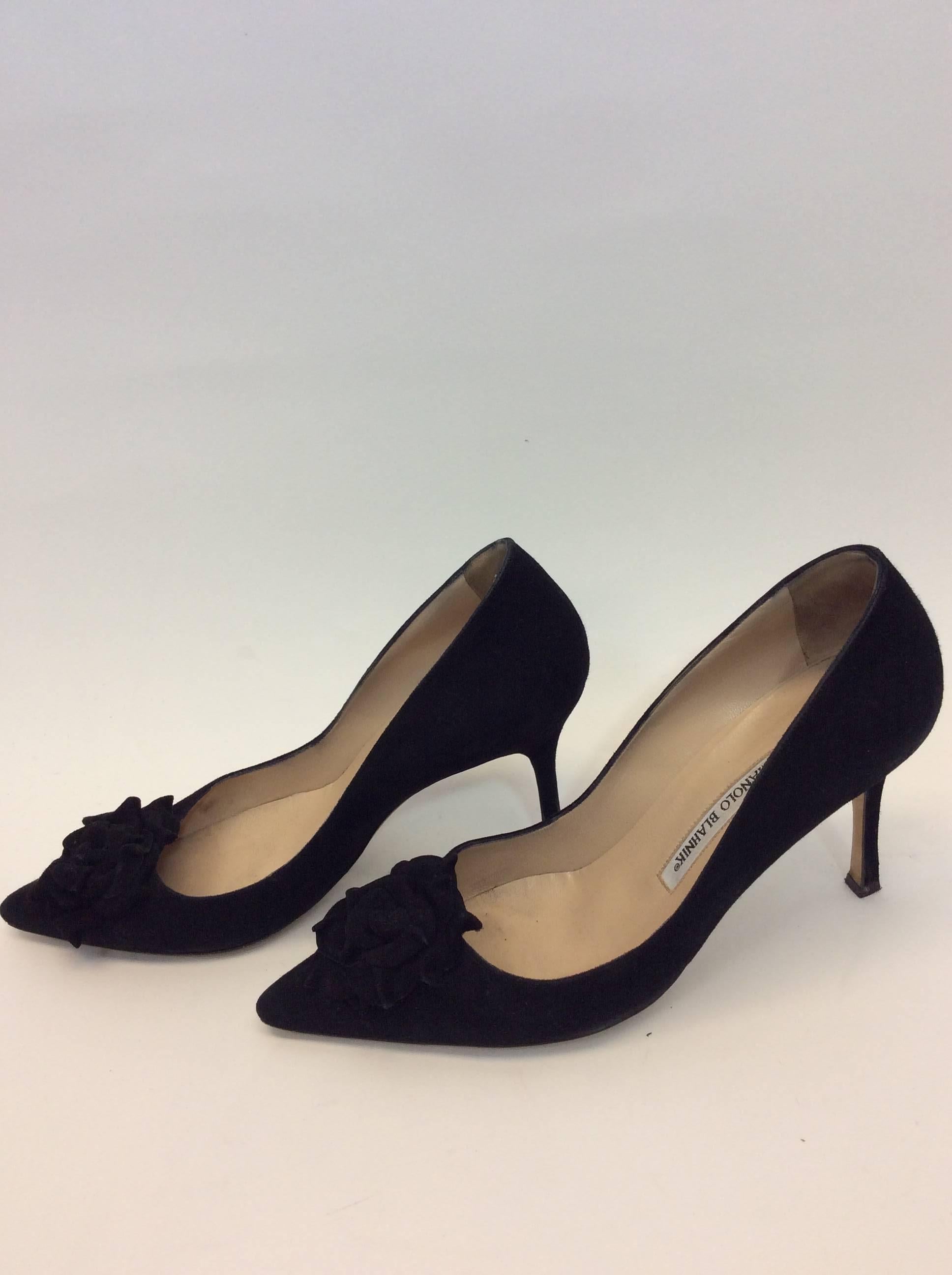 Manolo Blahnik Suede Rosette Detailed Pump In Excellent Condition For Sale In Narberth, PA