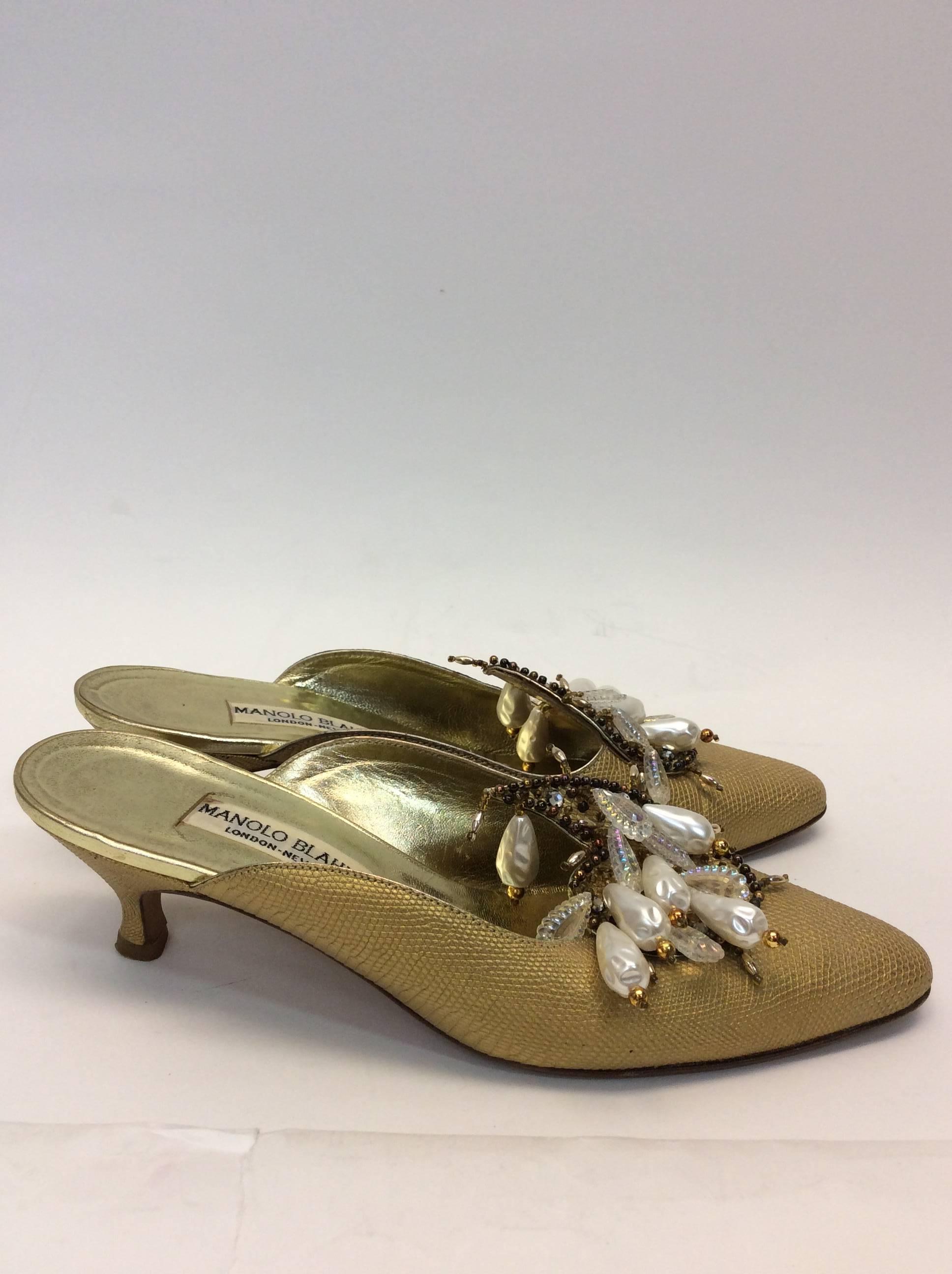 Manolo Blahnik Gold Slides With Pearl Detailing In Excellent Condition For Sale In Narberth, PA
