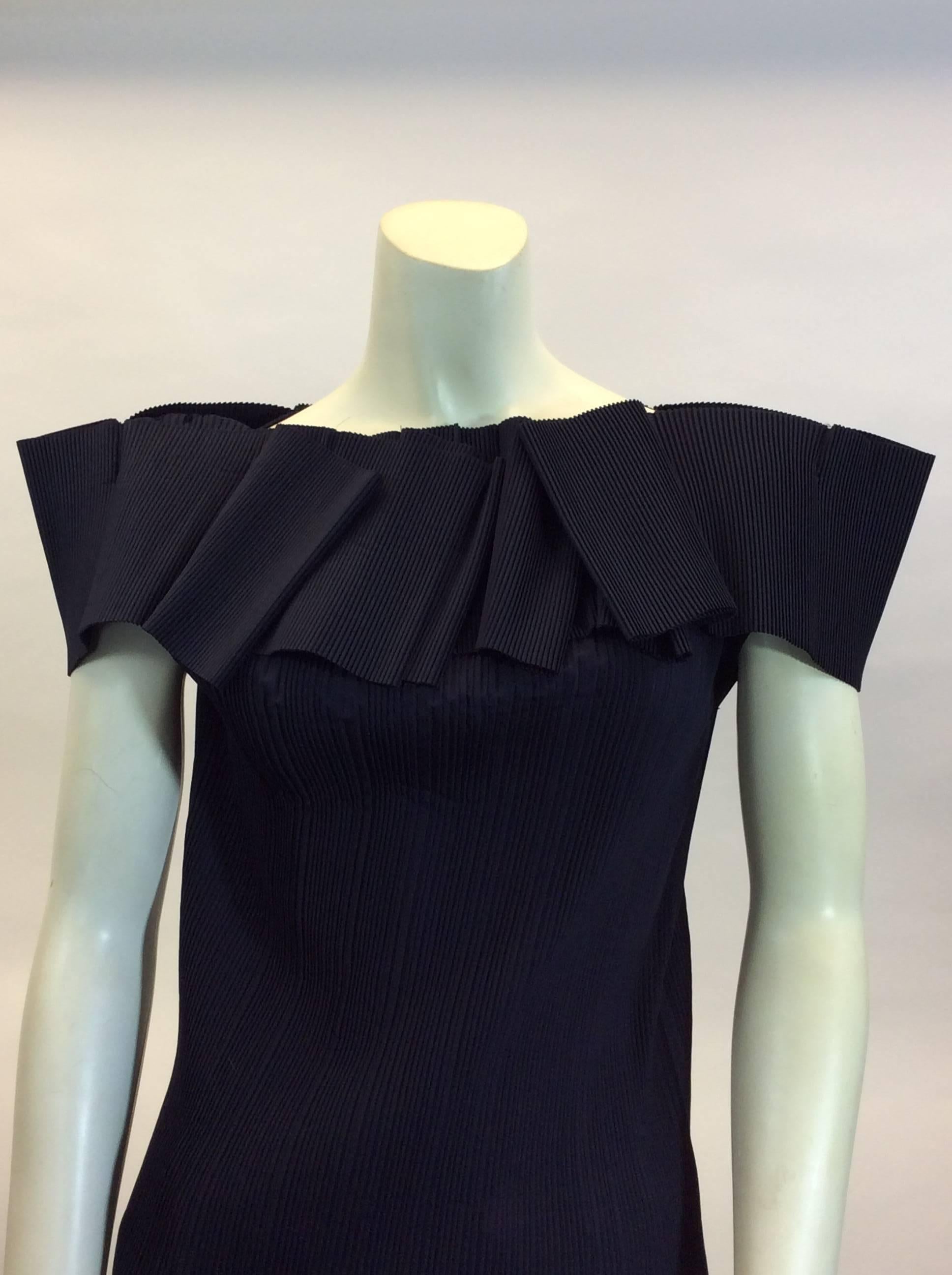 Issey Miyake off the shoulder top
Navy & pleated 
Made in Japan
Size Medium
100% Polyester
