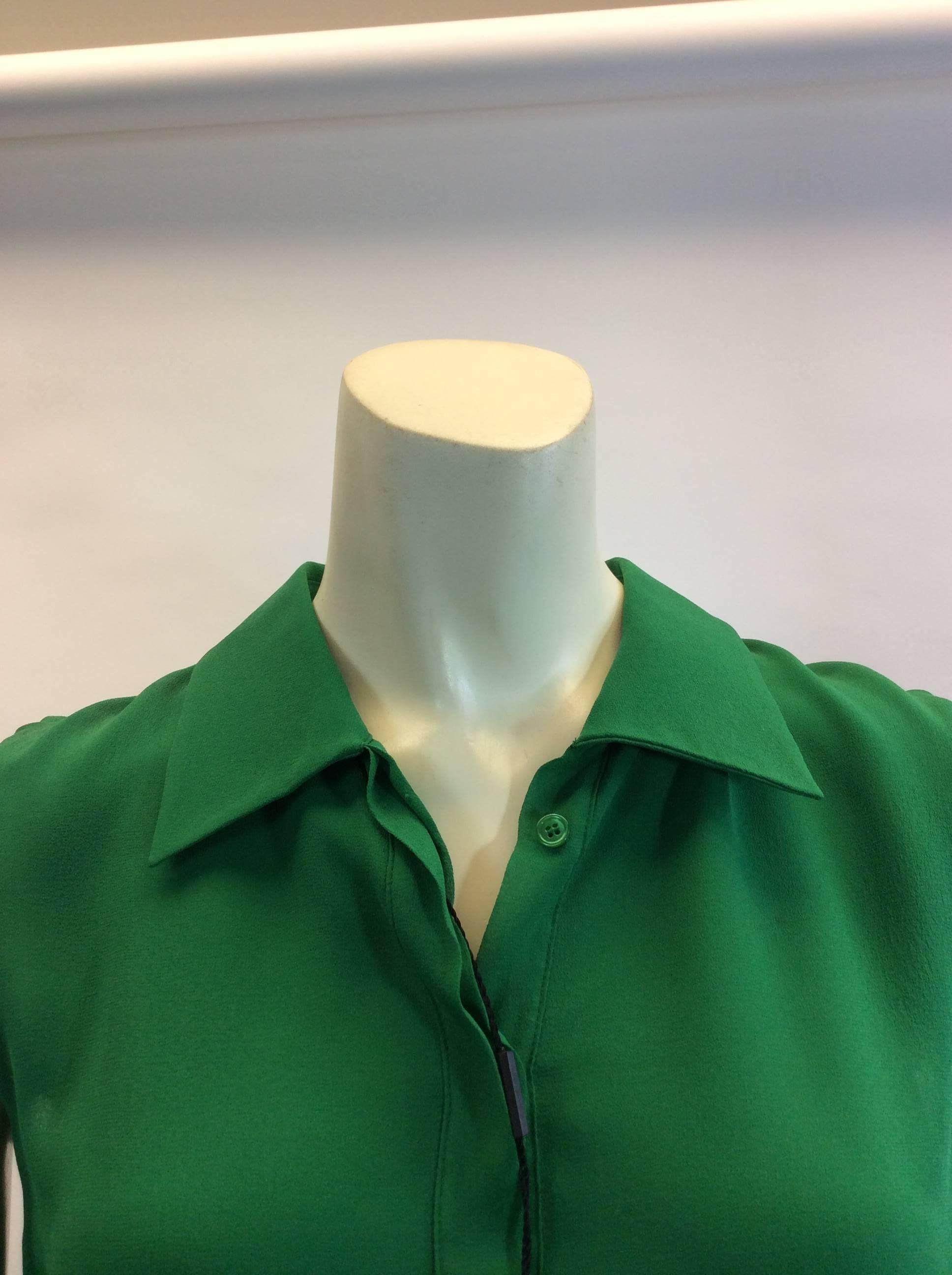 Akris NWT Silk Pant Suit
Emerald Green
Original Price, $995
100% Silk
Buttondown sleeveless top, high low cut
Size US 6
Made in Romania