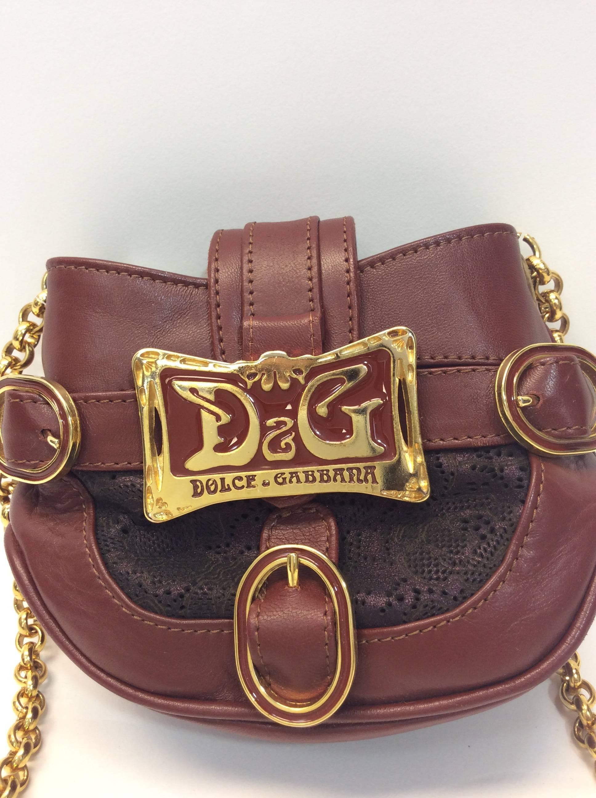 Dolc & Gabbana Gold Chain Small Crossbody
Leather exterior, lined interior 
Long gold chain &  buckle strap 
6 inches in length, 5 inches in height, 1.5 inch depth 10 inch strap drop
Made in Italy