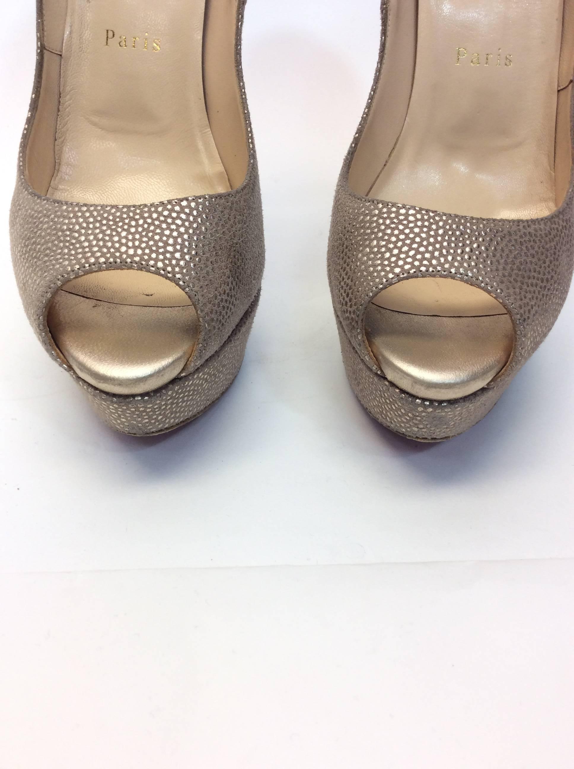 Christian Louboutin Textured Metallic Platform Heels
Size 38.5
6 inch platform 
Textured blush and metallic gold
Peep toe style 