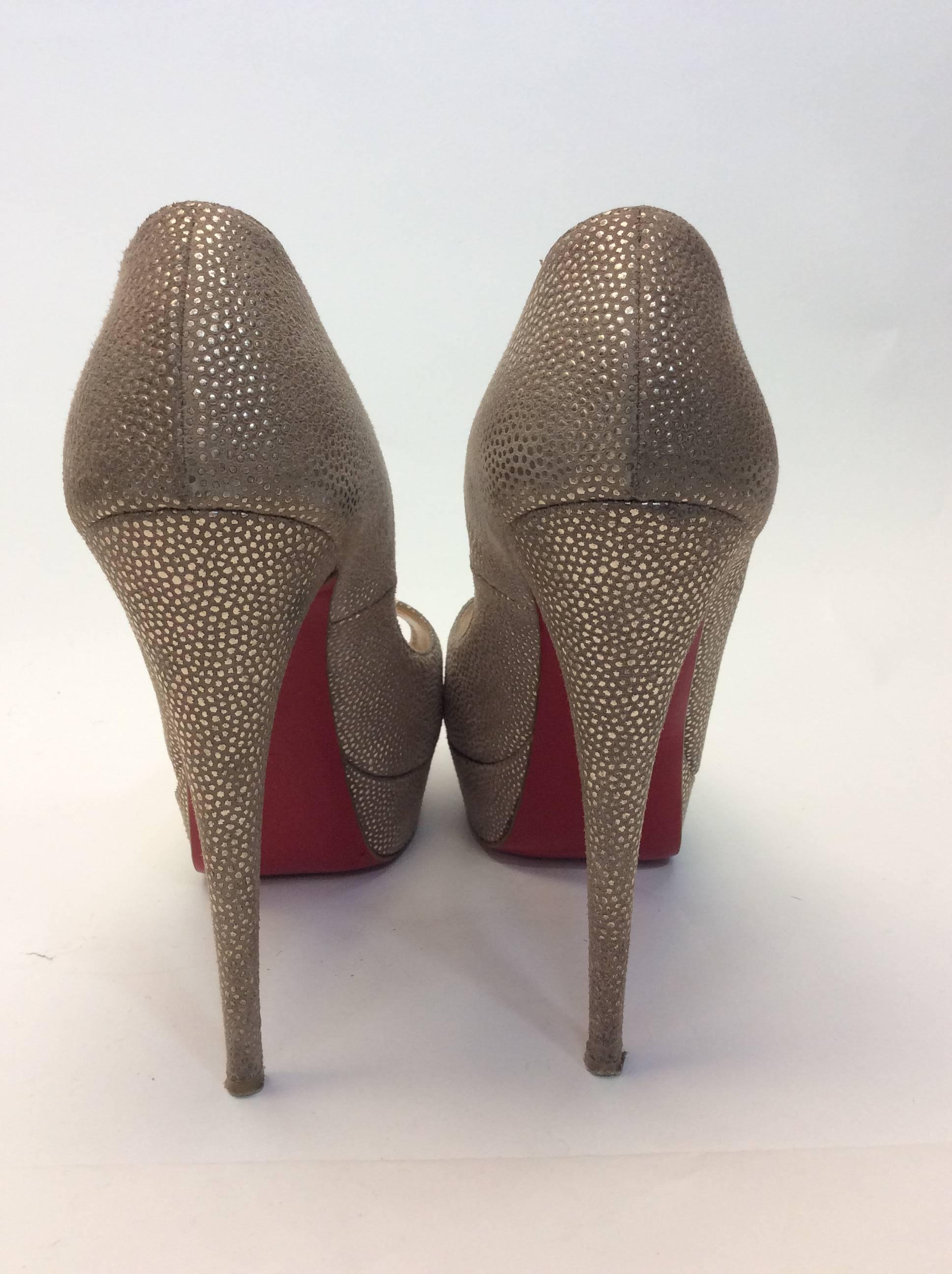 Christian Louboutin Textured Peep Tpe Platform Heels In Excellent Condition For Sale In Narberth, PA