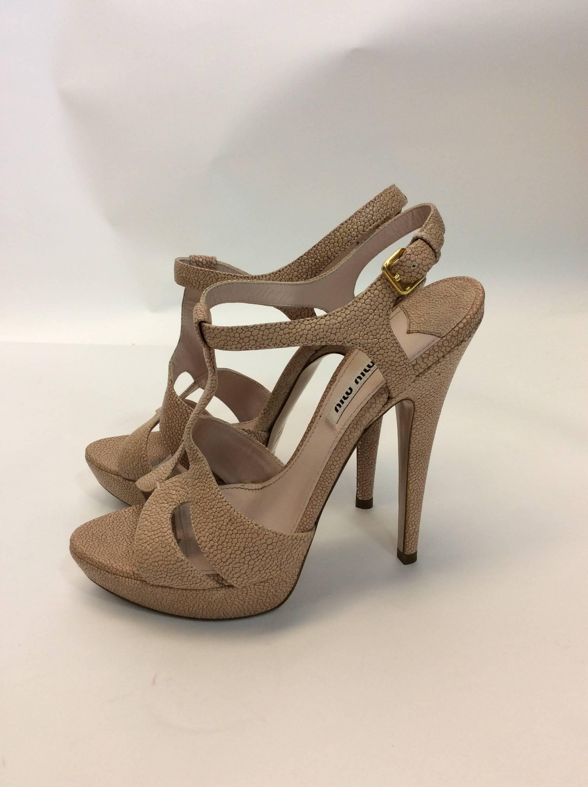 Miu Miu New Nude Sandal Pumps
Never worn
Light nude/blush color
Buckle ankle strap, gold hardware
6 inch heel, 1 inch platform
Size 39
$400
Made in Italy