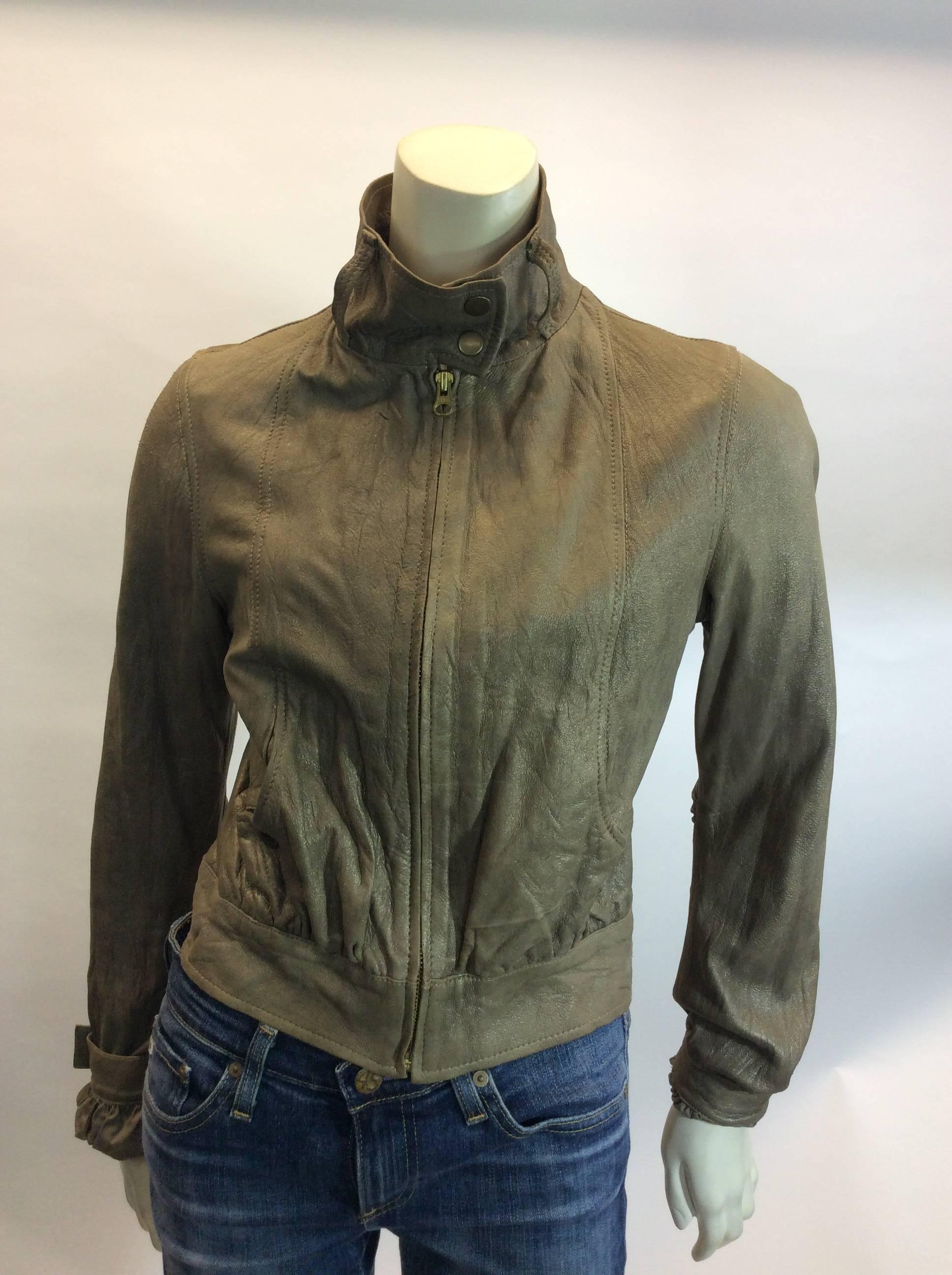 Mike & Chris Taupe Leather Jacket With Neck Scarf
Zip up jacket with YKK zipper
Two front snap pockets
Neck scarf included
Lined 100% cotton
$299
Made in the USA