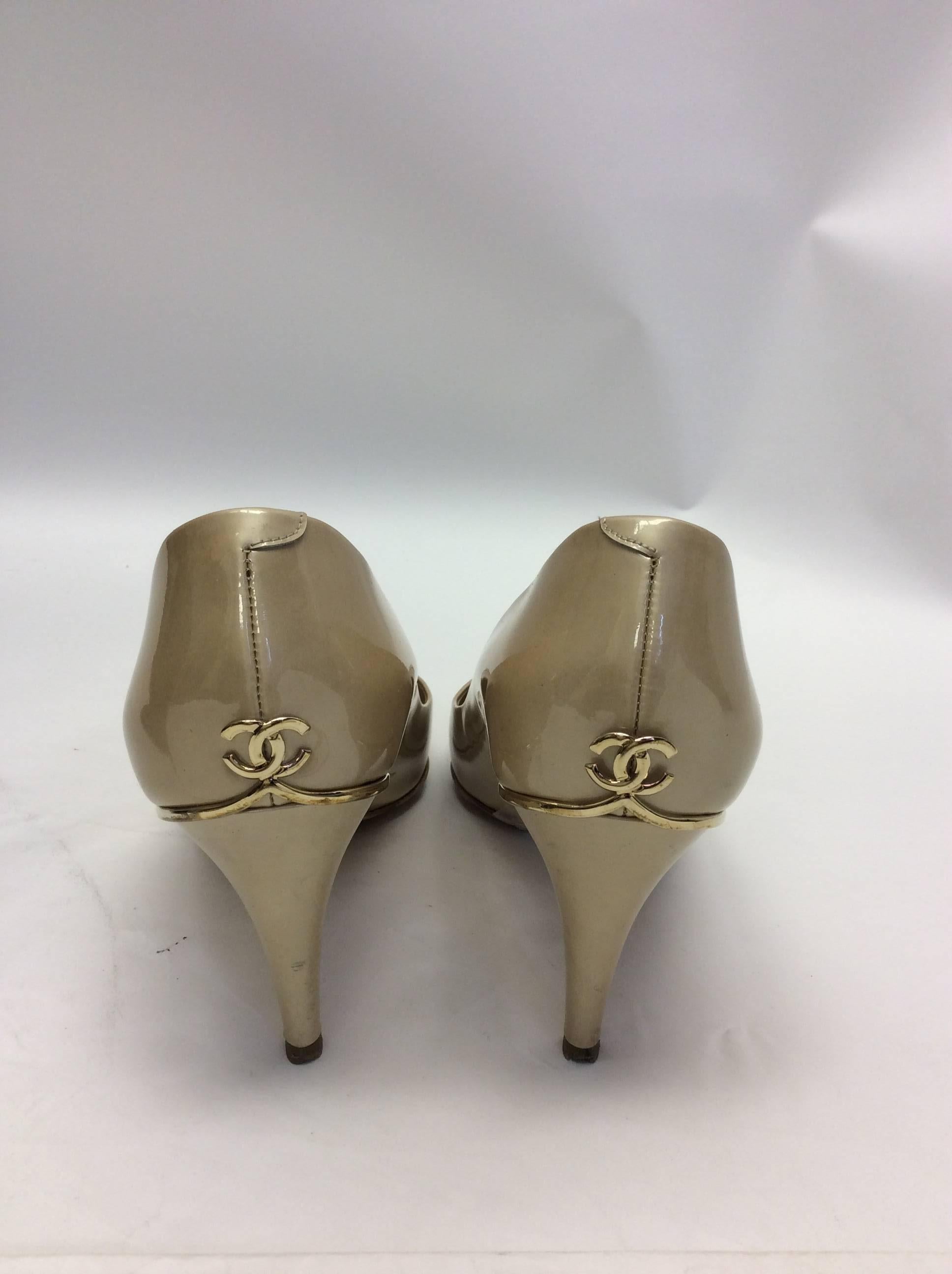 Brown Chanel Patent Leather Cream Pumps For Sale