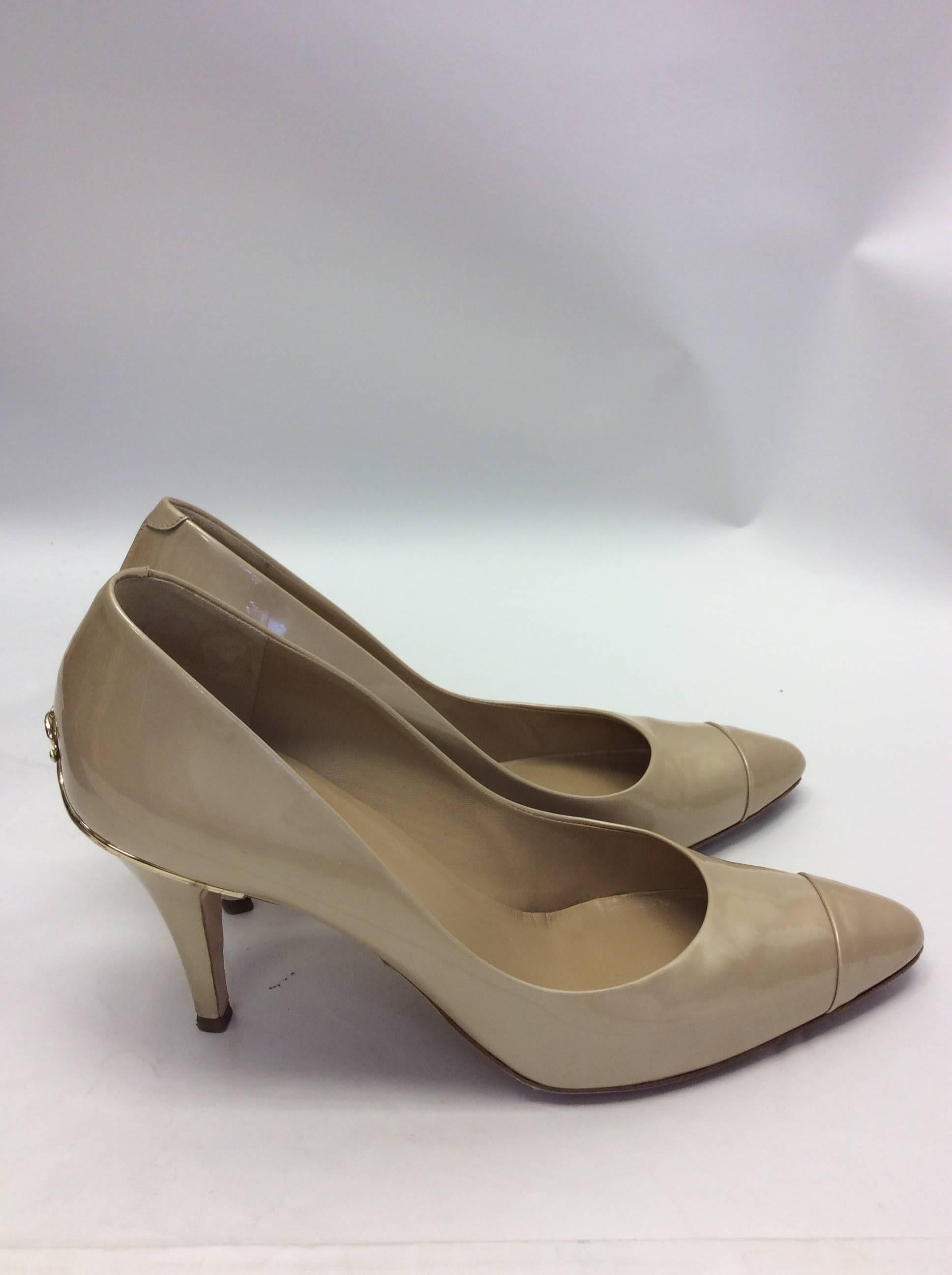 Chanel Patent Leather Cream Pumps In Excellent Condition For Sale In Narberth, PA