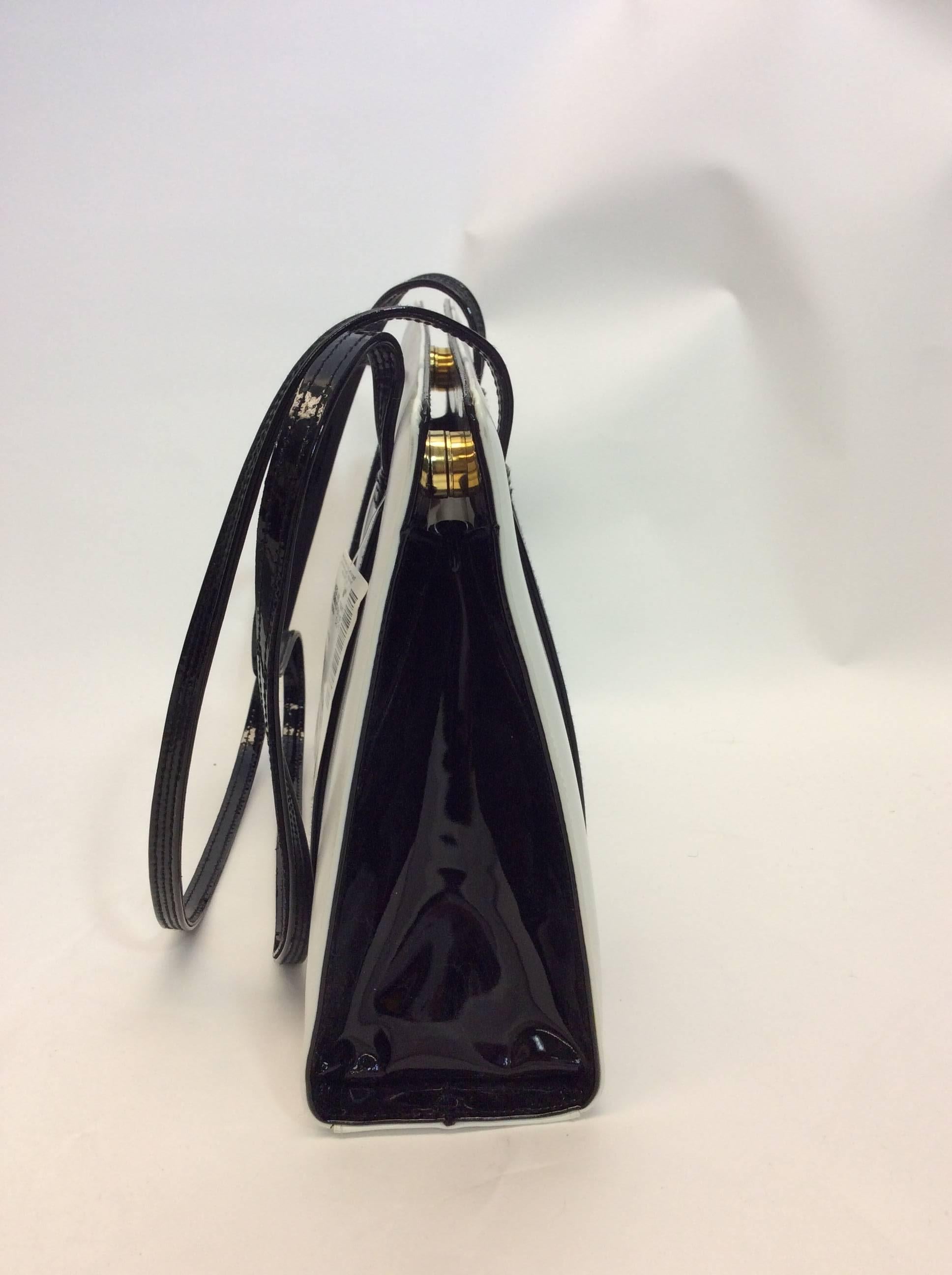 Salvatore Ferragamo NWT Two Tone Shoulder Bag
Original price: $350
Made in Italy
Patent leather black straps on white bag
11X8.5X4
Magnetic closure
