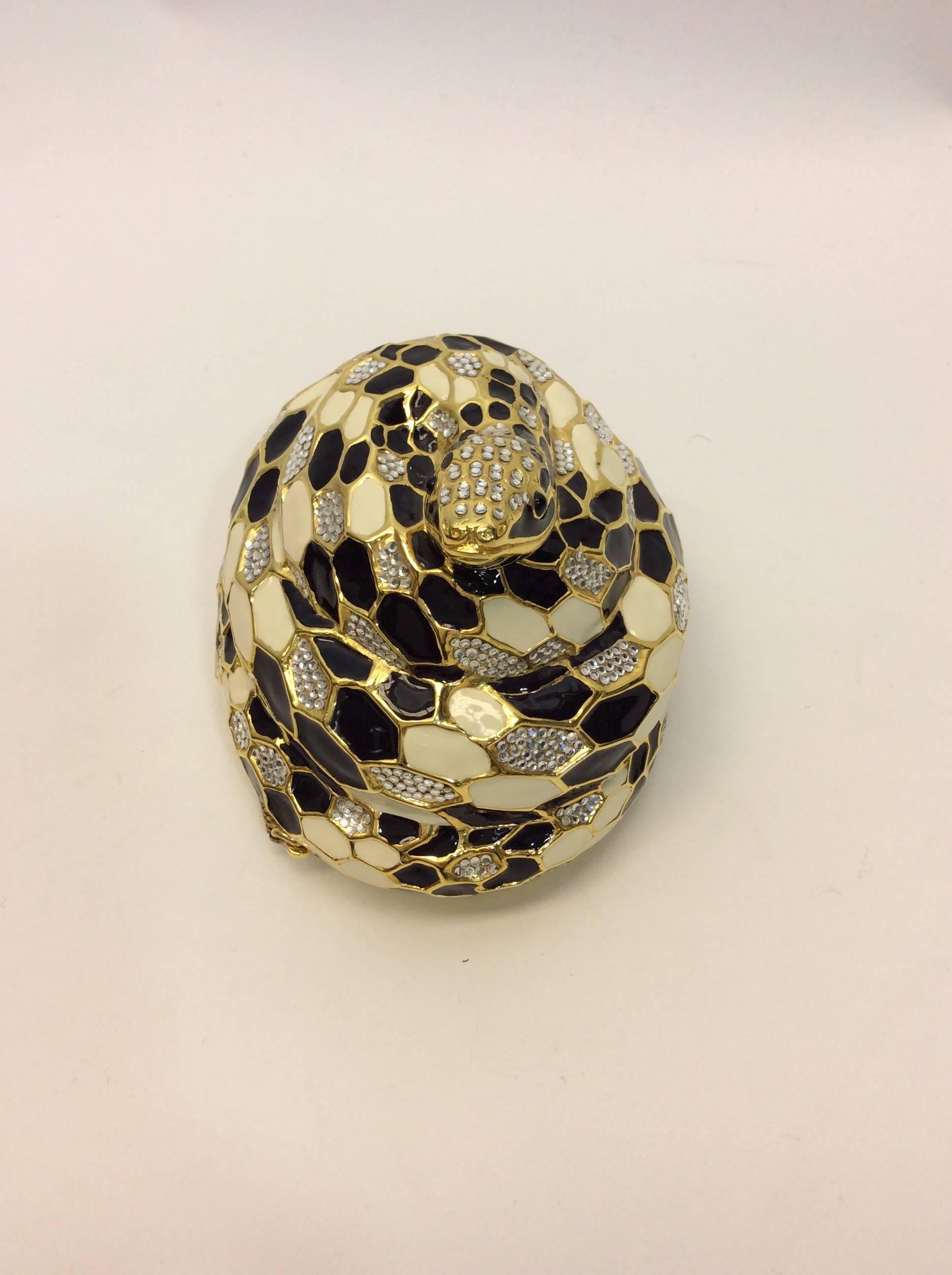 Judith Leiber Snake Minaudiere Crystal Clutch
Judith Leiber Posh Collection - 1989
Network of crystals and enamel on this coiled snake design clutch
Push lock closure
Optional chain
Comes with small leather coin purse, comb and hand mirror
Leather