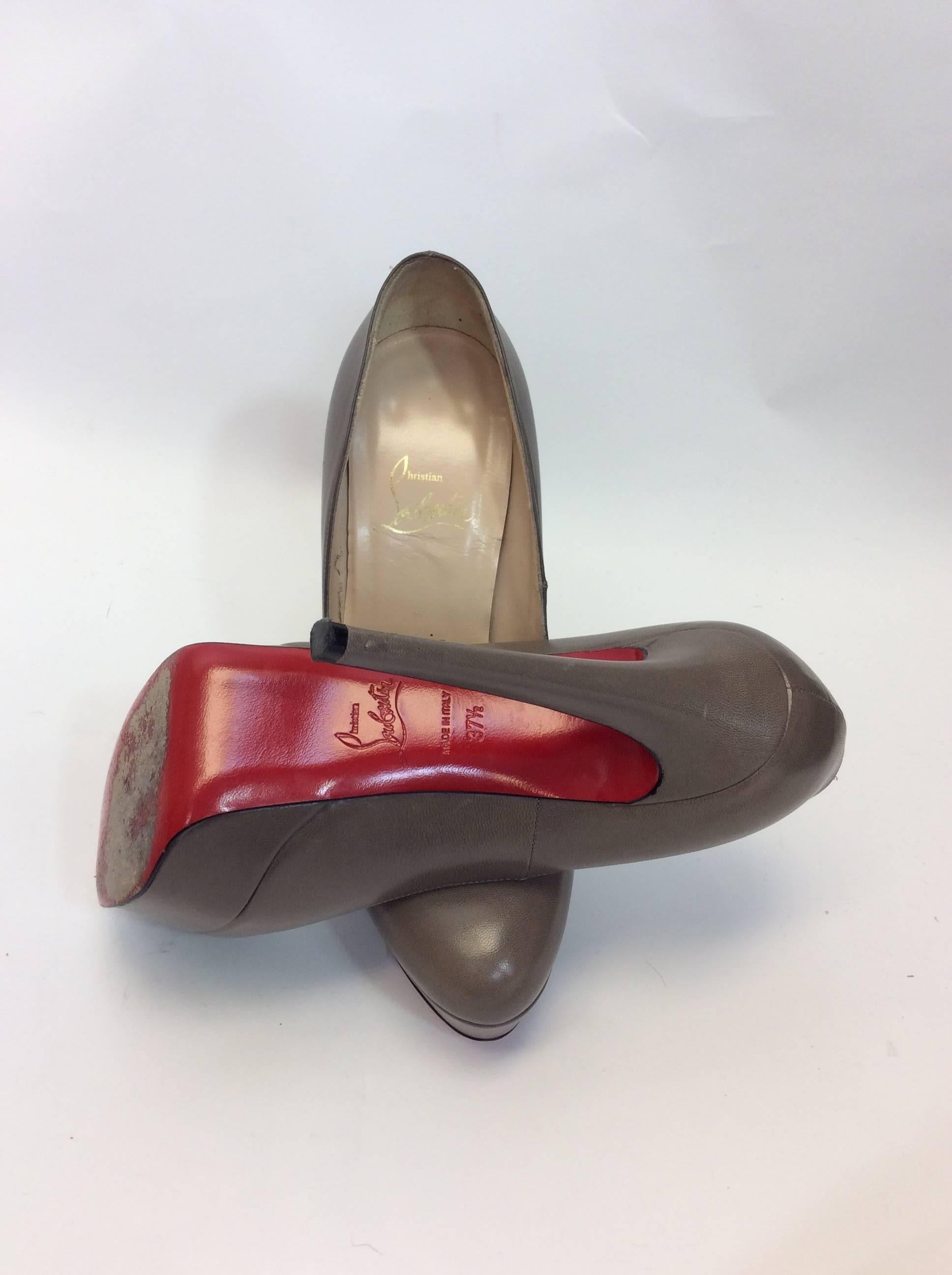Christian Louboutin Gray Leather Platform Pumps In Excellent Condition For Sale In Narberth, PA