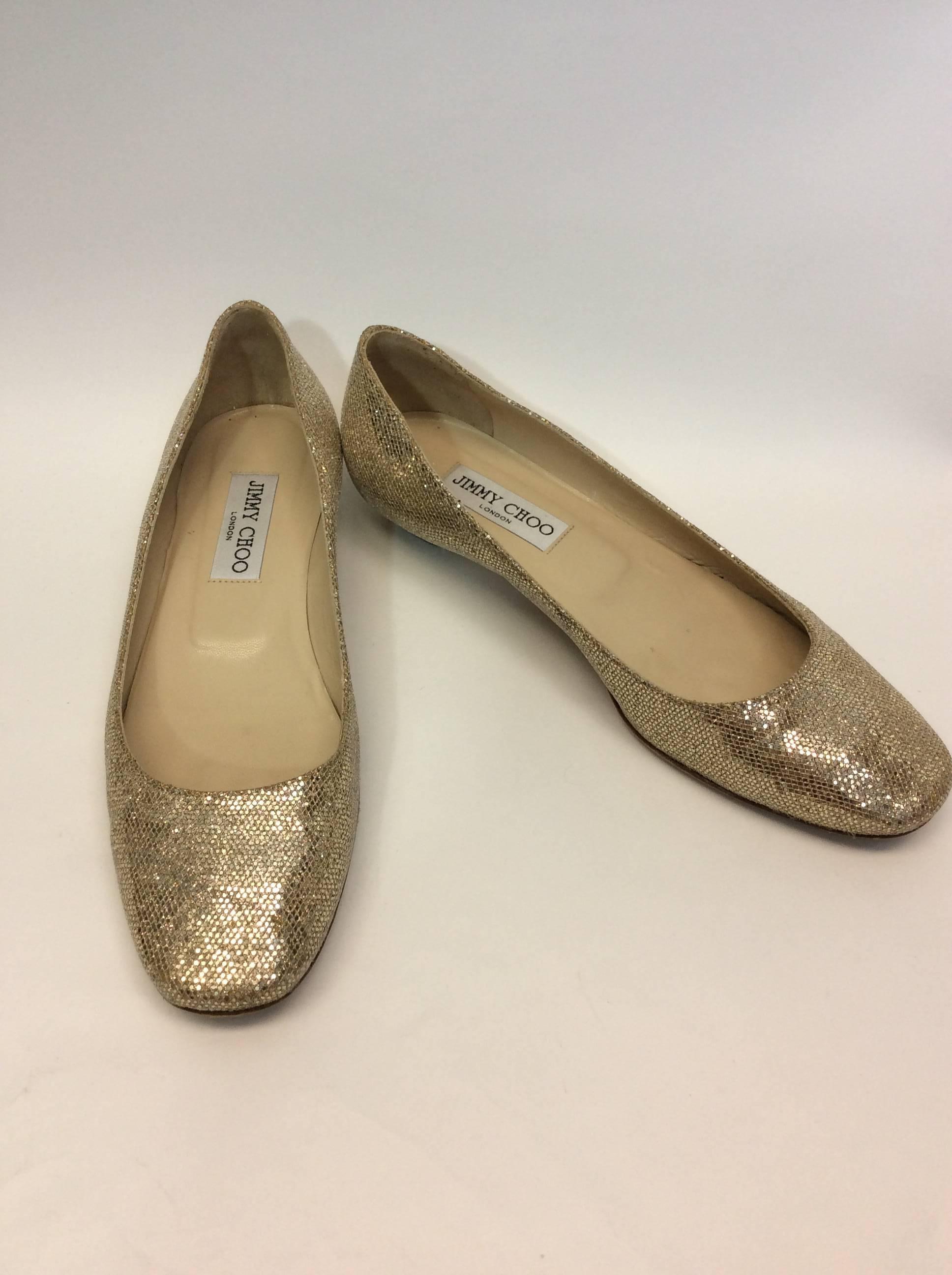 Jimmy Choo Gold Shimmer Metallic Flats
Size 37.5
Made in Italy
Square toe style
Metallic leather detailing on heels
$199
Leather sole and lining, metallic upper