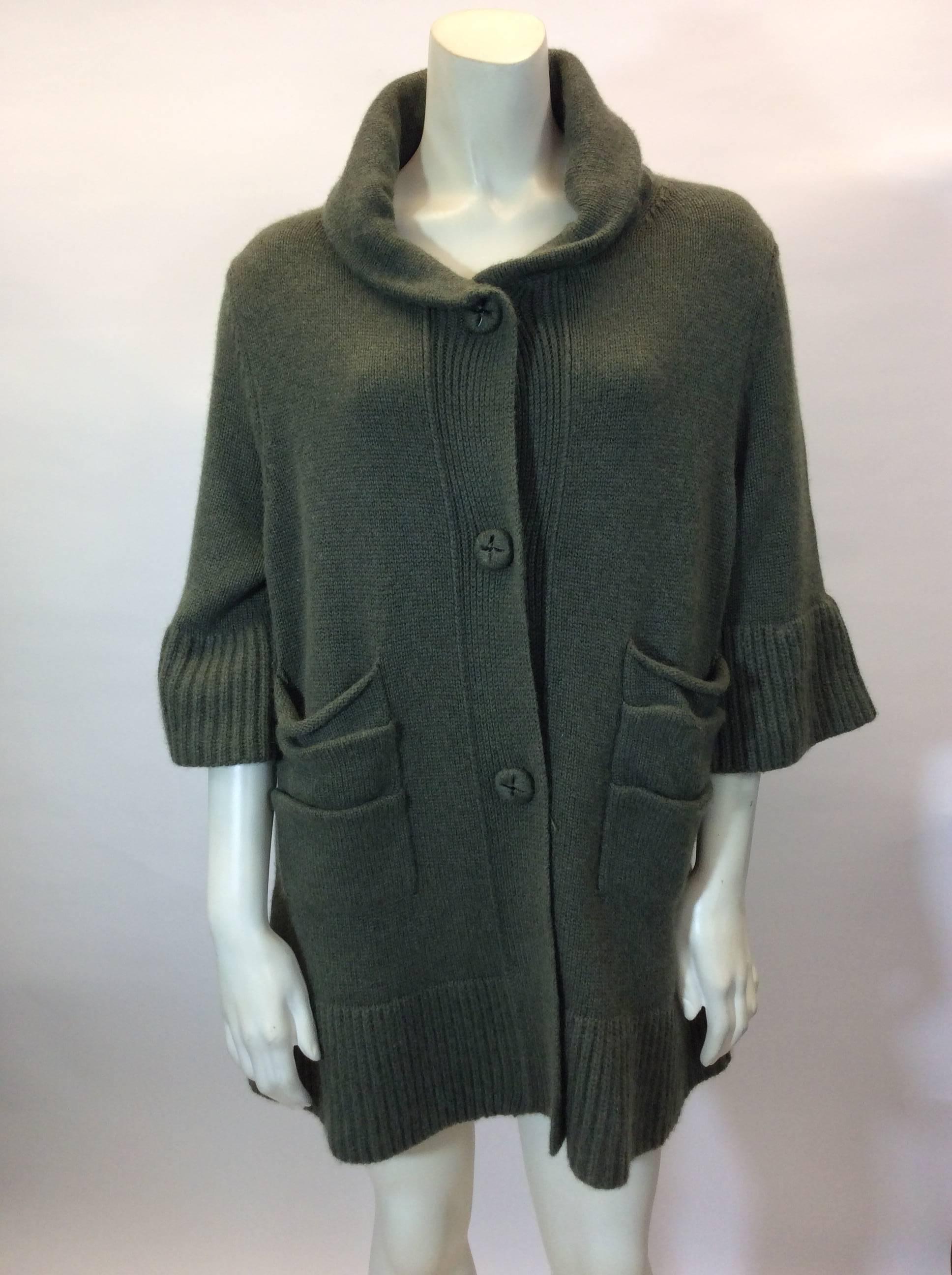 Olive Cashmere Cardigan with Detachable Sleeves
Three button front closure
4 button closure on detachable sleeves
Two front hip pockets
Size Large
100% Cashmere