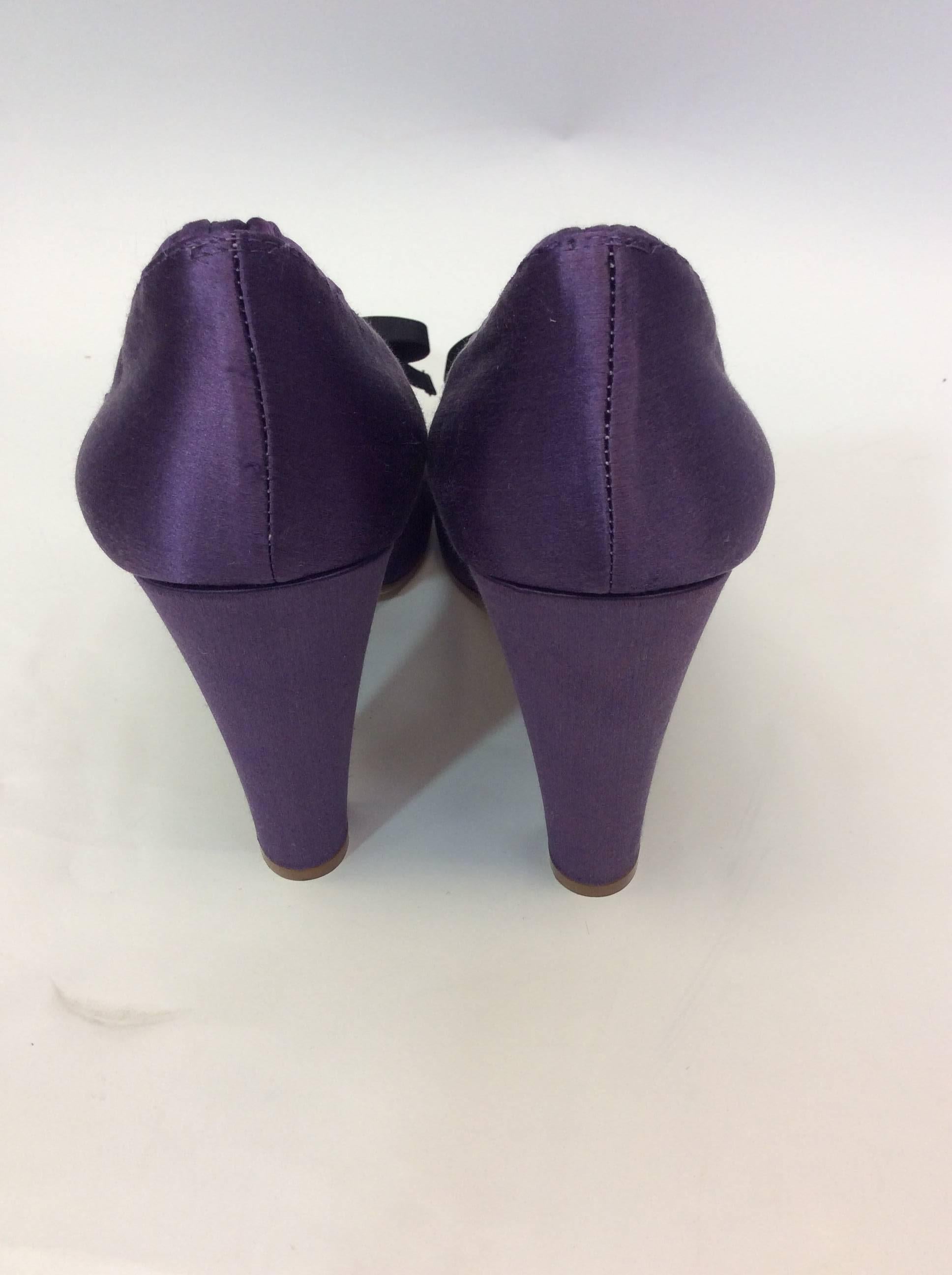 Marc by Marc Jacobs Purple Satin Pumps with Black Bow Detail For Sale 1
