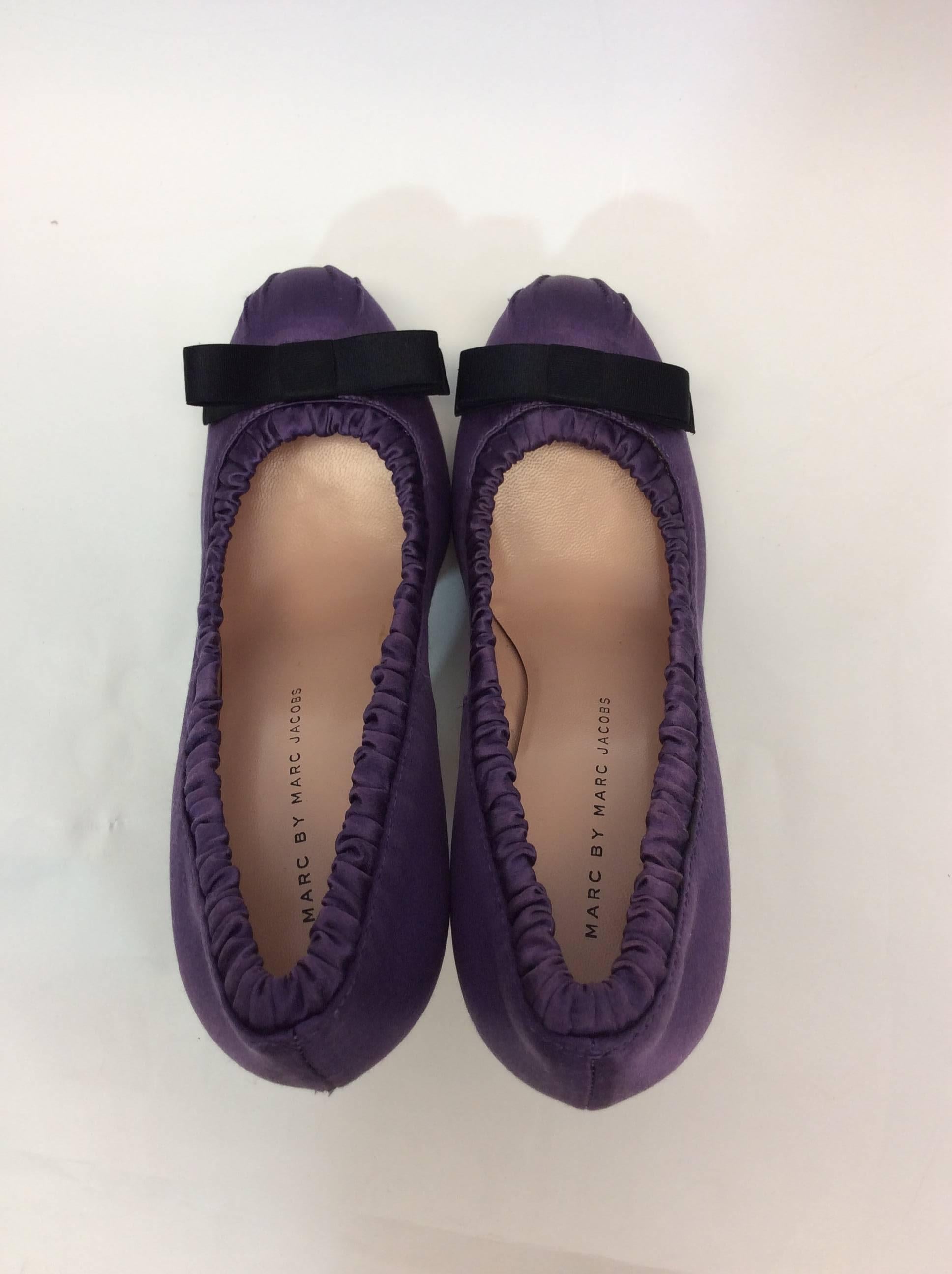 Marc by Marc Jacobs Purple Satin Pumps with Black Bow Detail For Sale 2