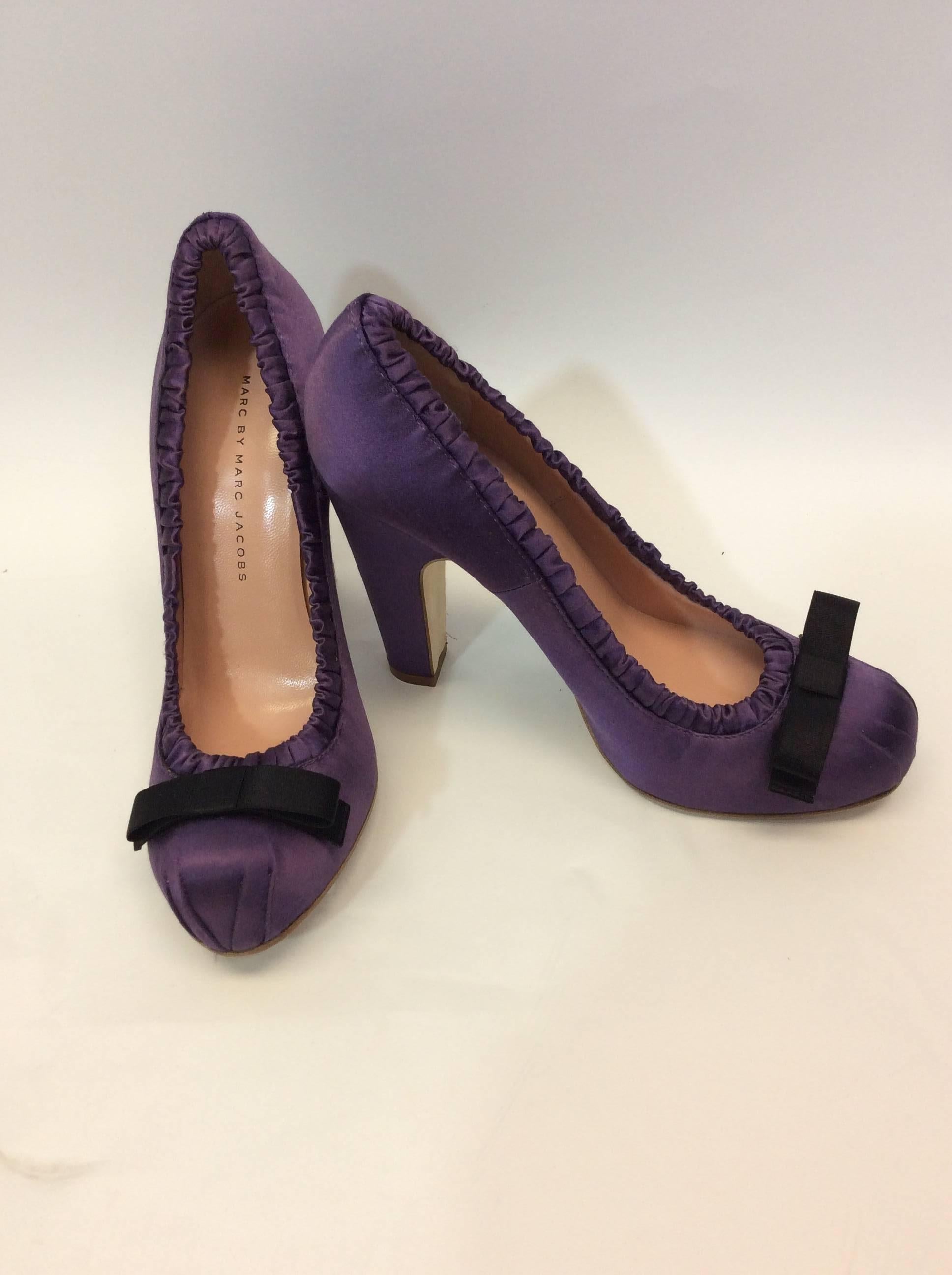 Marc by Marc Jacobs Purple Satin Pumps with Black Bow Detail In Excellent Condition For Sale In Narberth, PA