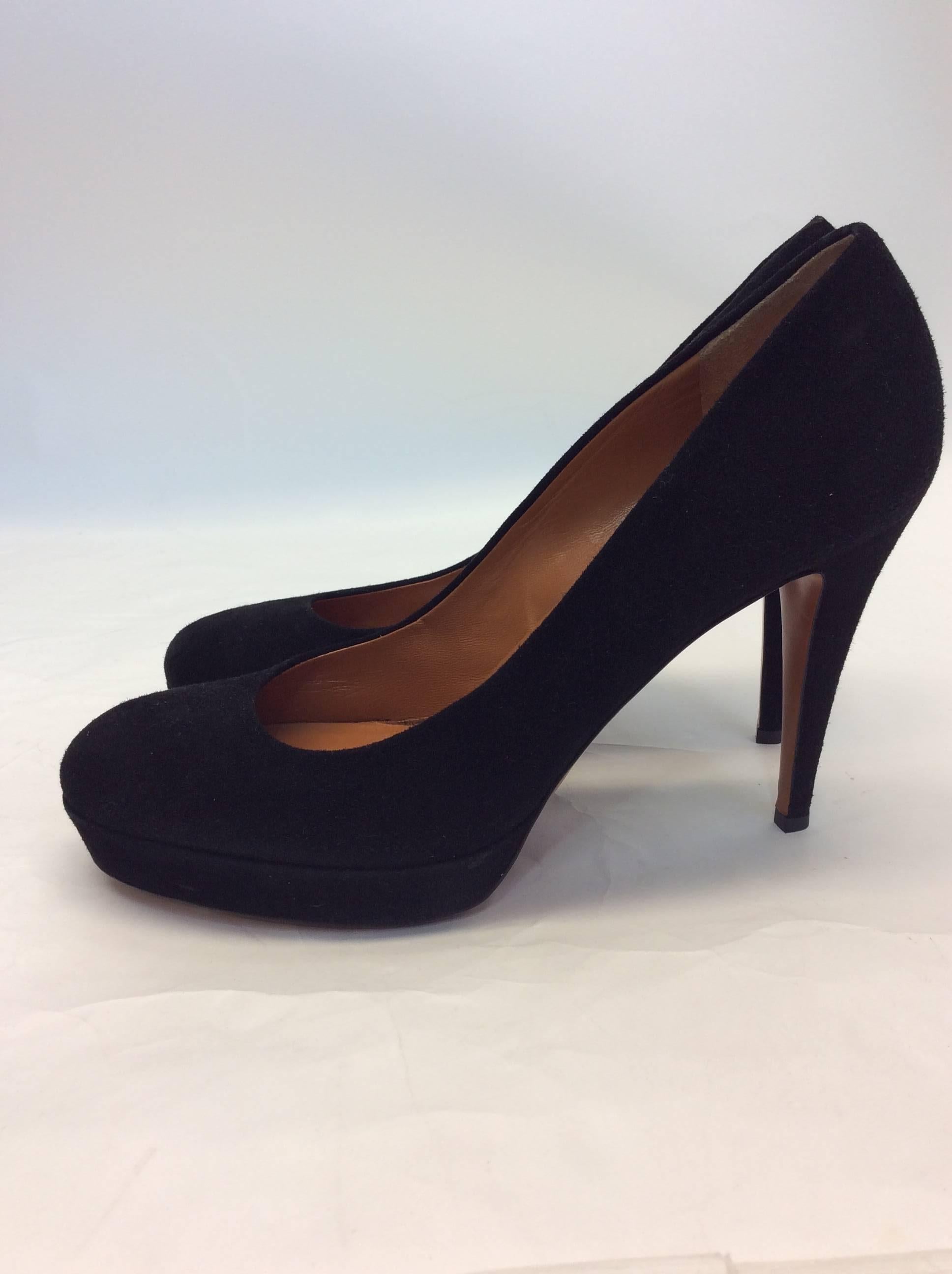 Gucci Black Suede Pumps
4 inch heel
Made in Italy 
Size 41
$285