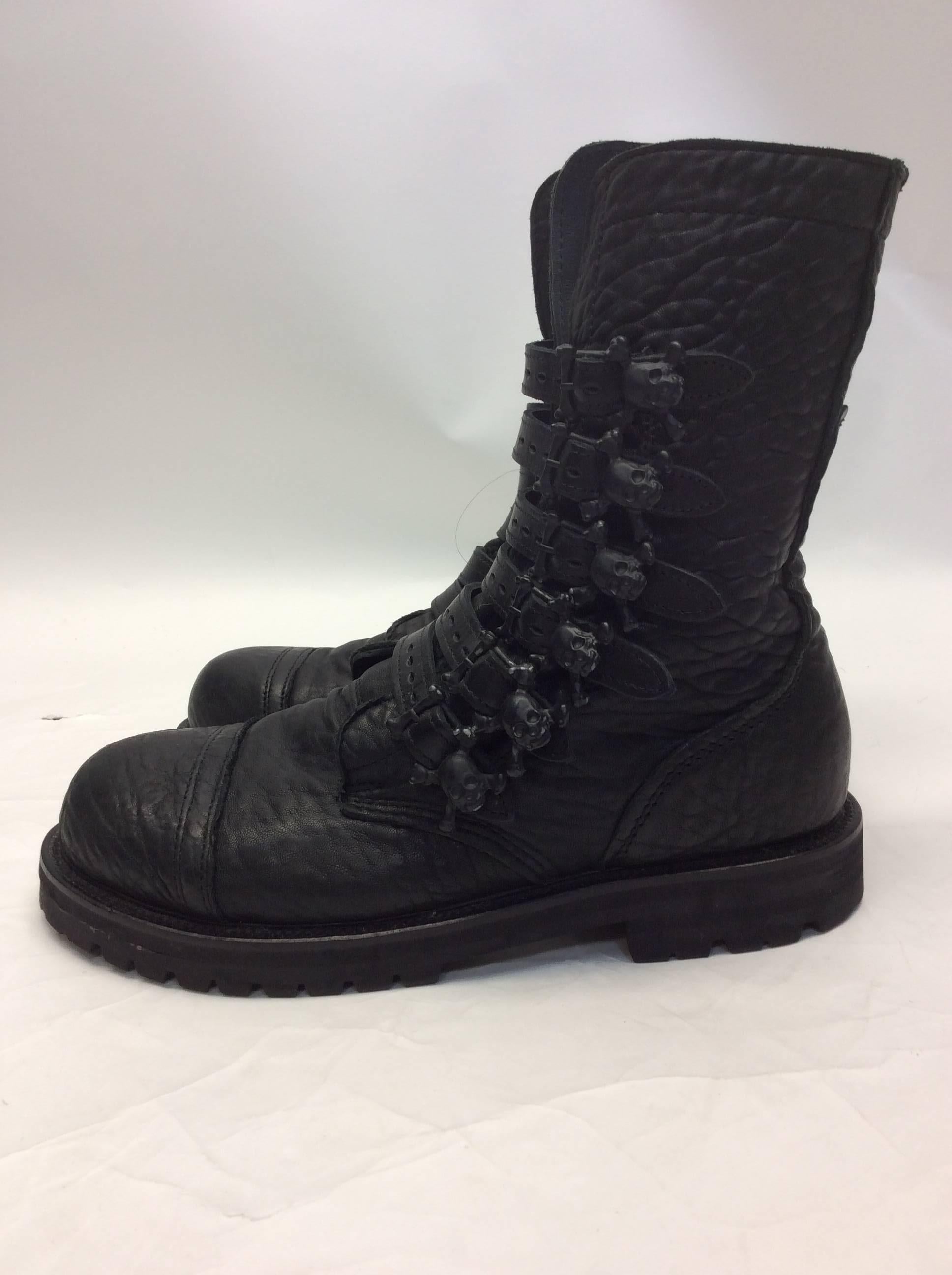 Alexander Wang Mens Combat Skull Boot
Size 10
$399
Skull detail up side, interior zipper
Small scuff on leather, back heel. See photo

