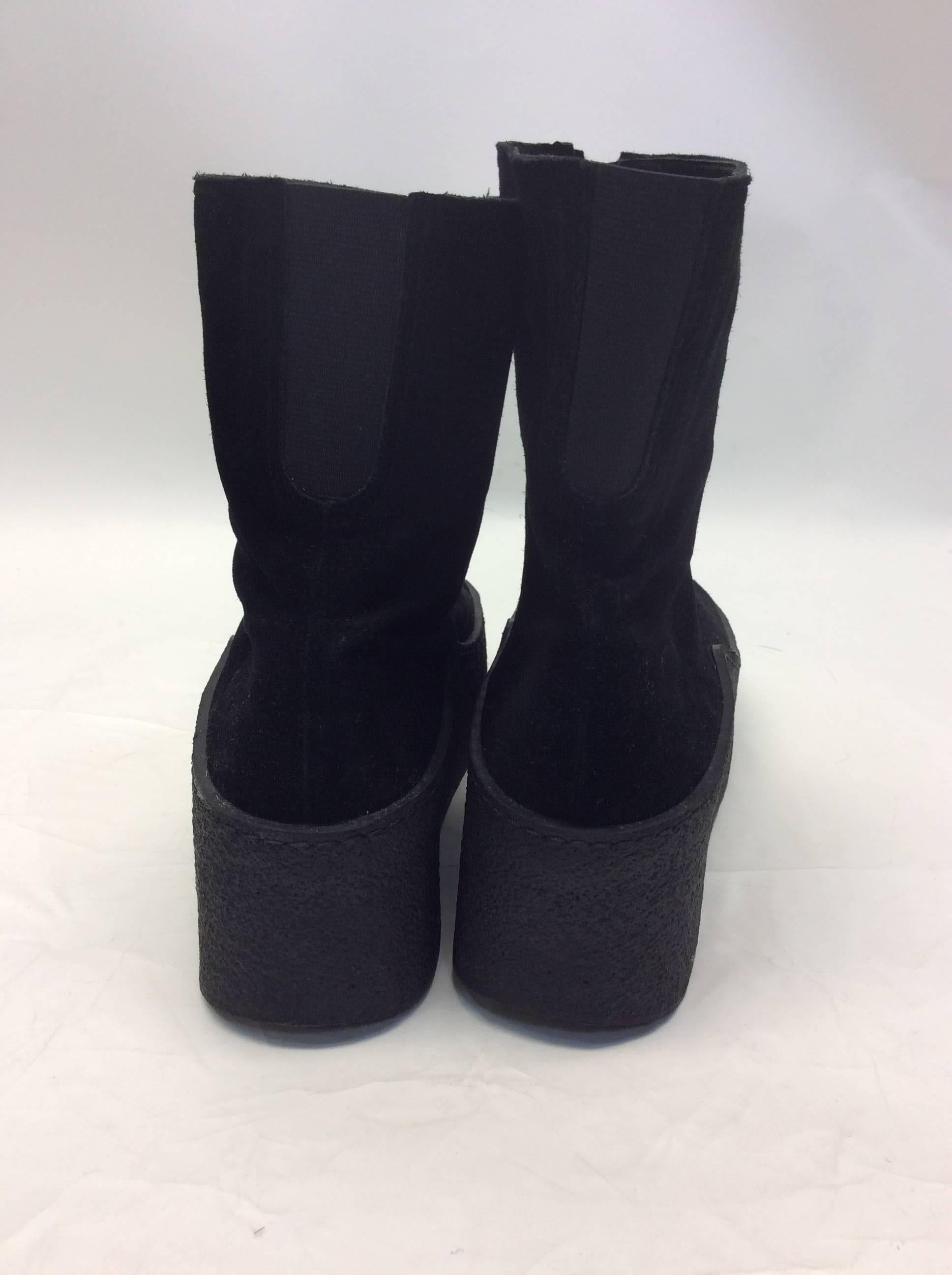 Robert Clergie Platform Suede Zip Ankle Boots In Excellent Condition For Sale In Narberth, PA