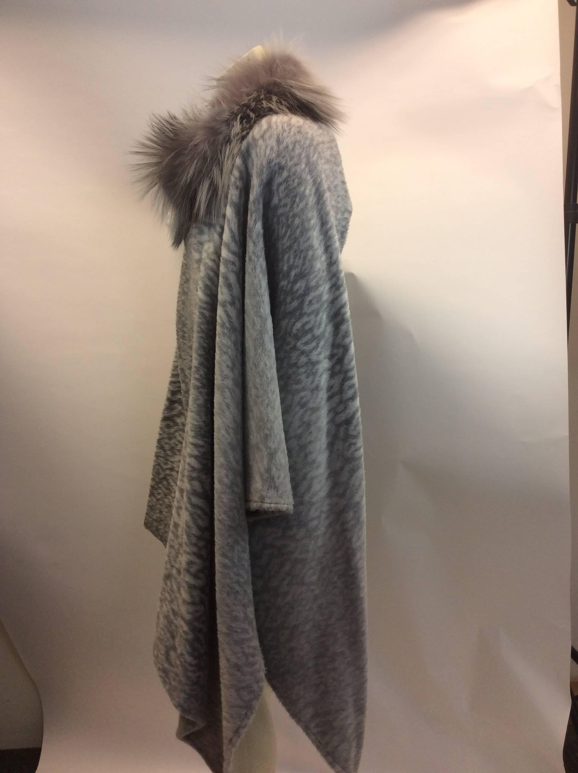 Mazzi Gray Leopard Fox Trimmed Cape In Excellent Condition For Sale In Narberth, PA