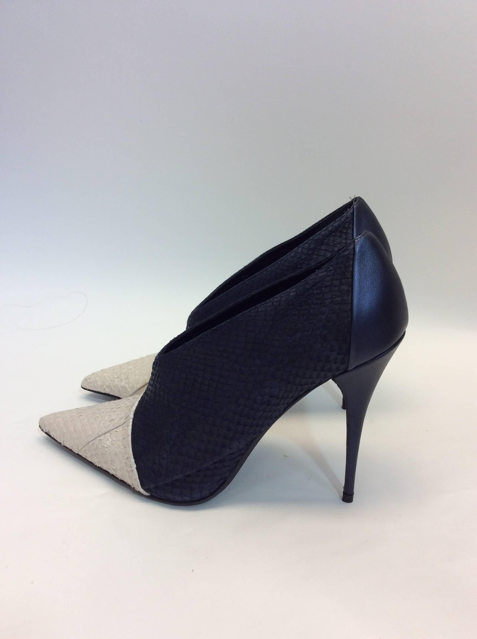 Narciso Rodriguez  Navy Bootie
$799
Size 39
Made in Italy
4.5 inch heel
Pointed toe, off white toe
