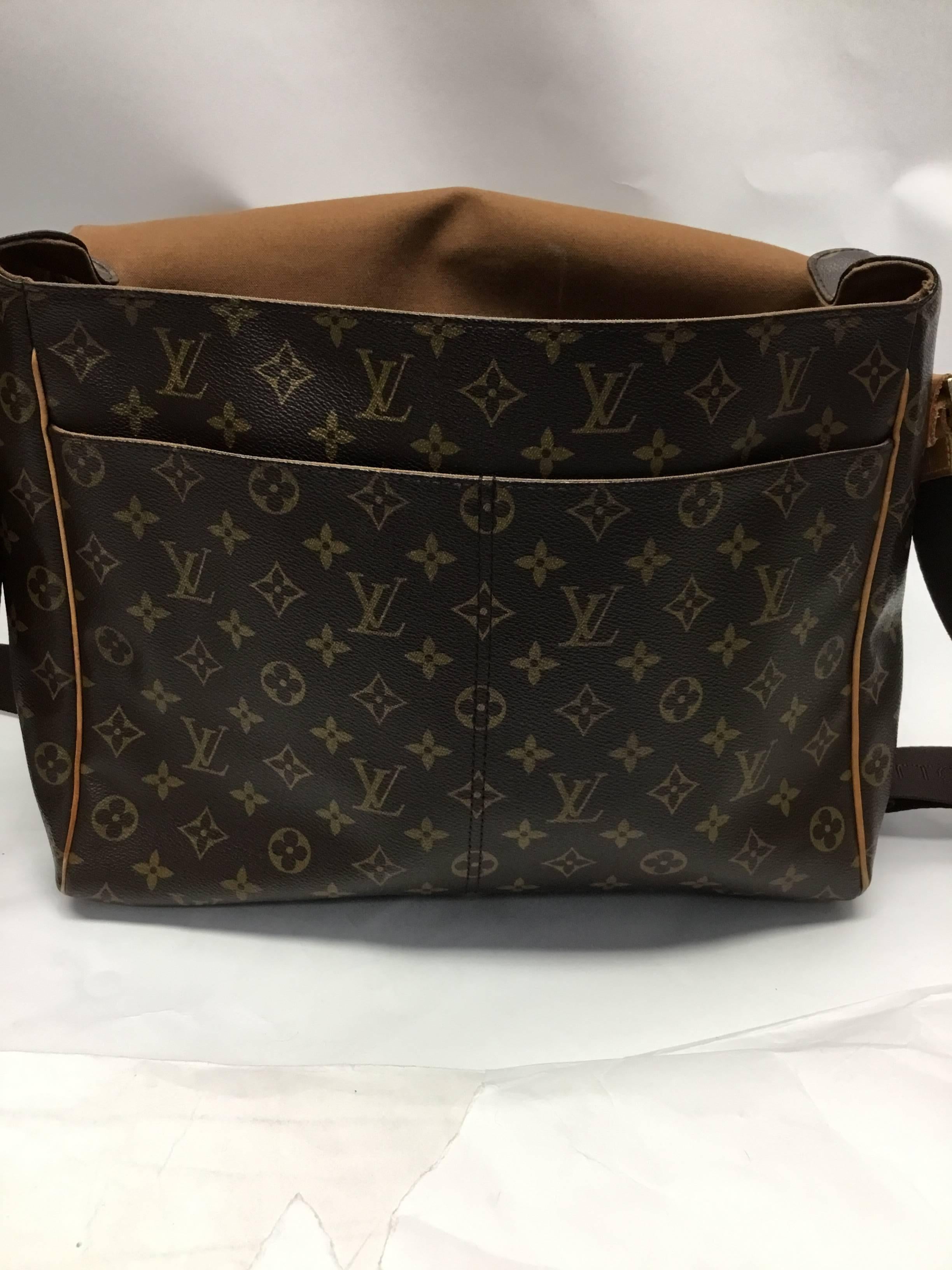 Louis Vuitton Monogram Canvas Abbesses Messenger Bag In Excellent Condition For Sale In Narberth, PA