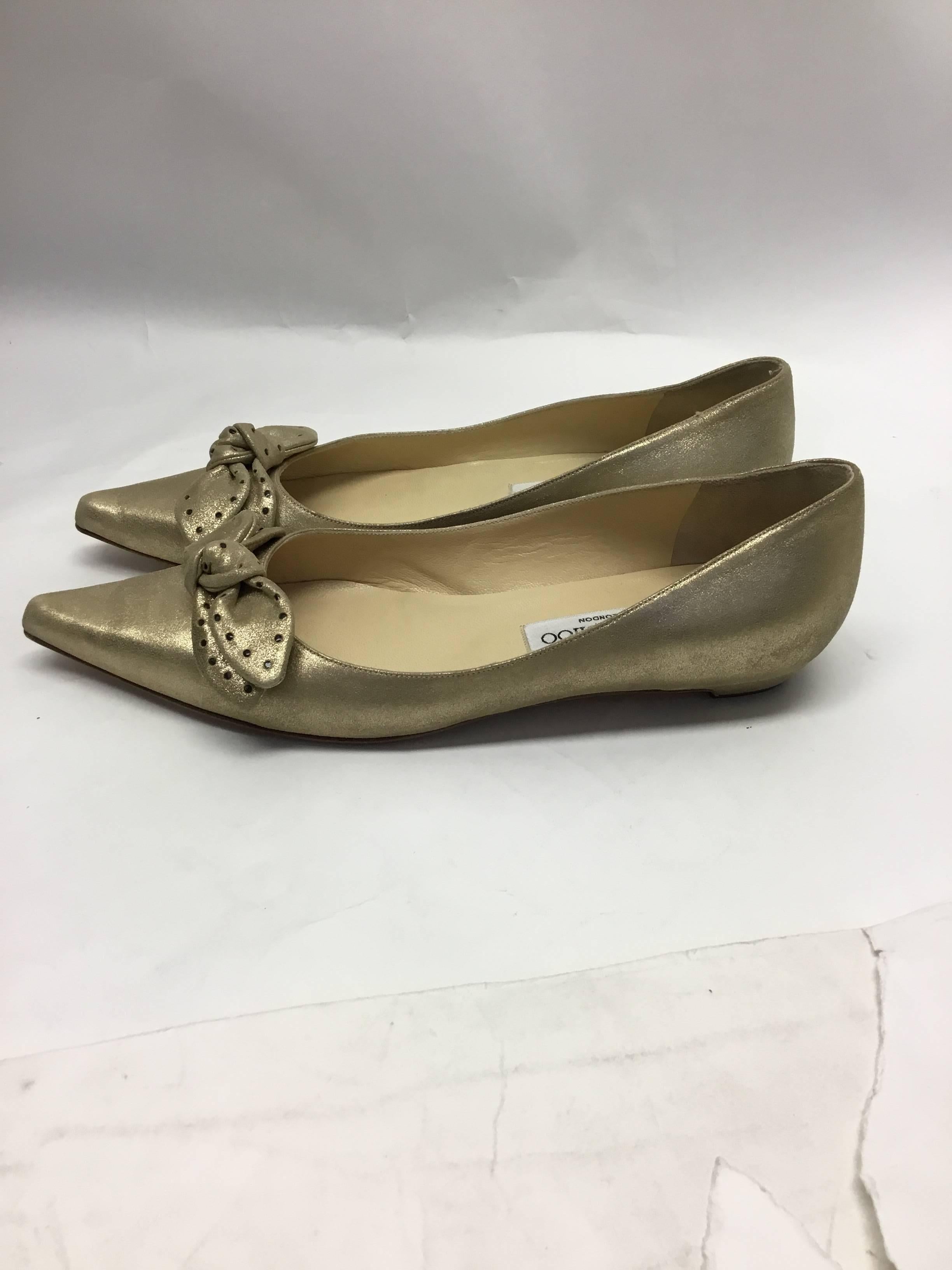 Jimmy Choo Gold Bow Flats In Excellent Condition For Sale In Narberth, PA